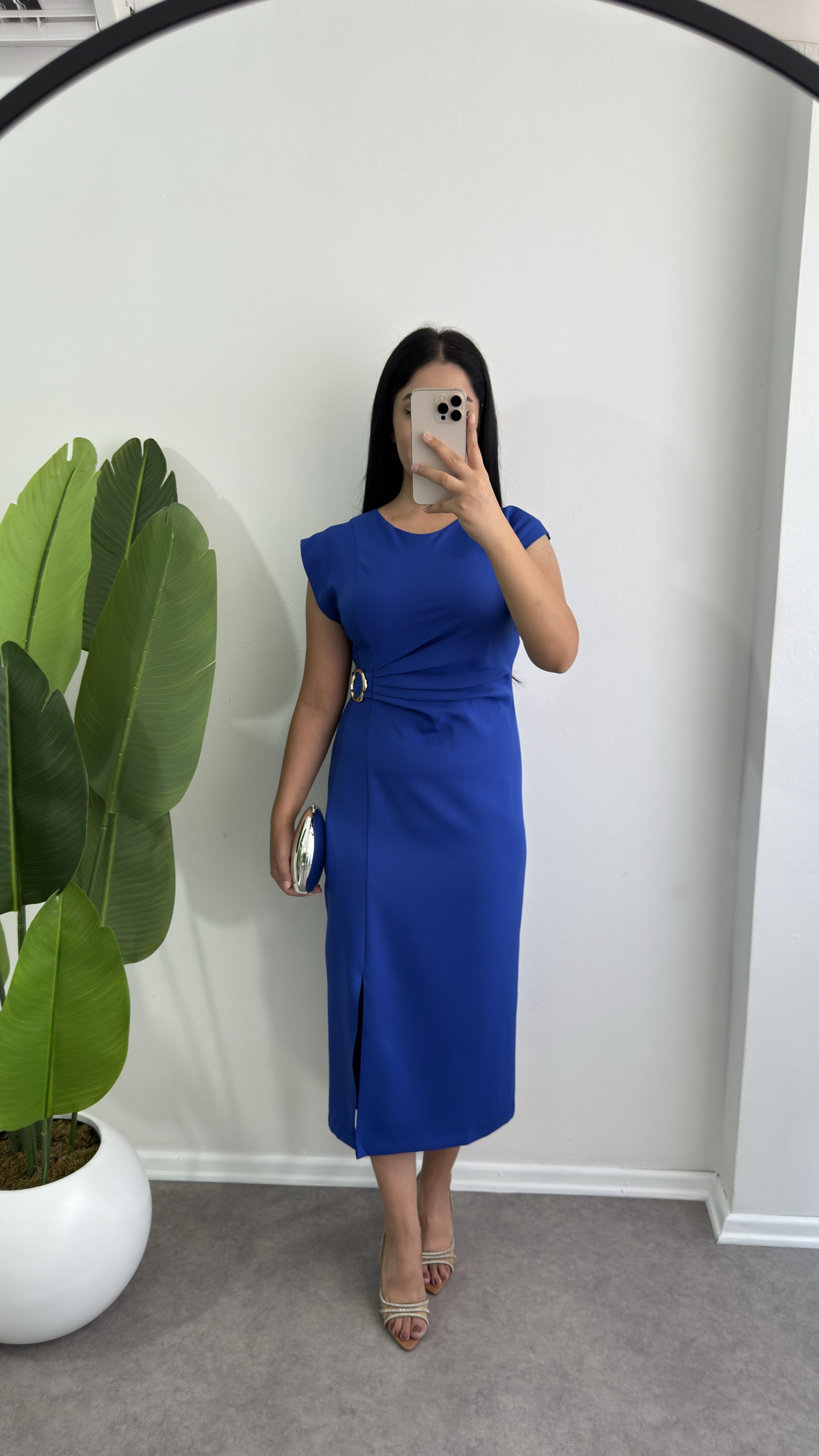 Broşlu Dökümlü Kumaş Mavi Elbise