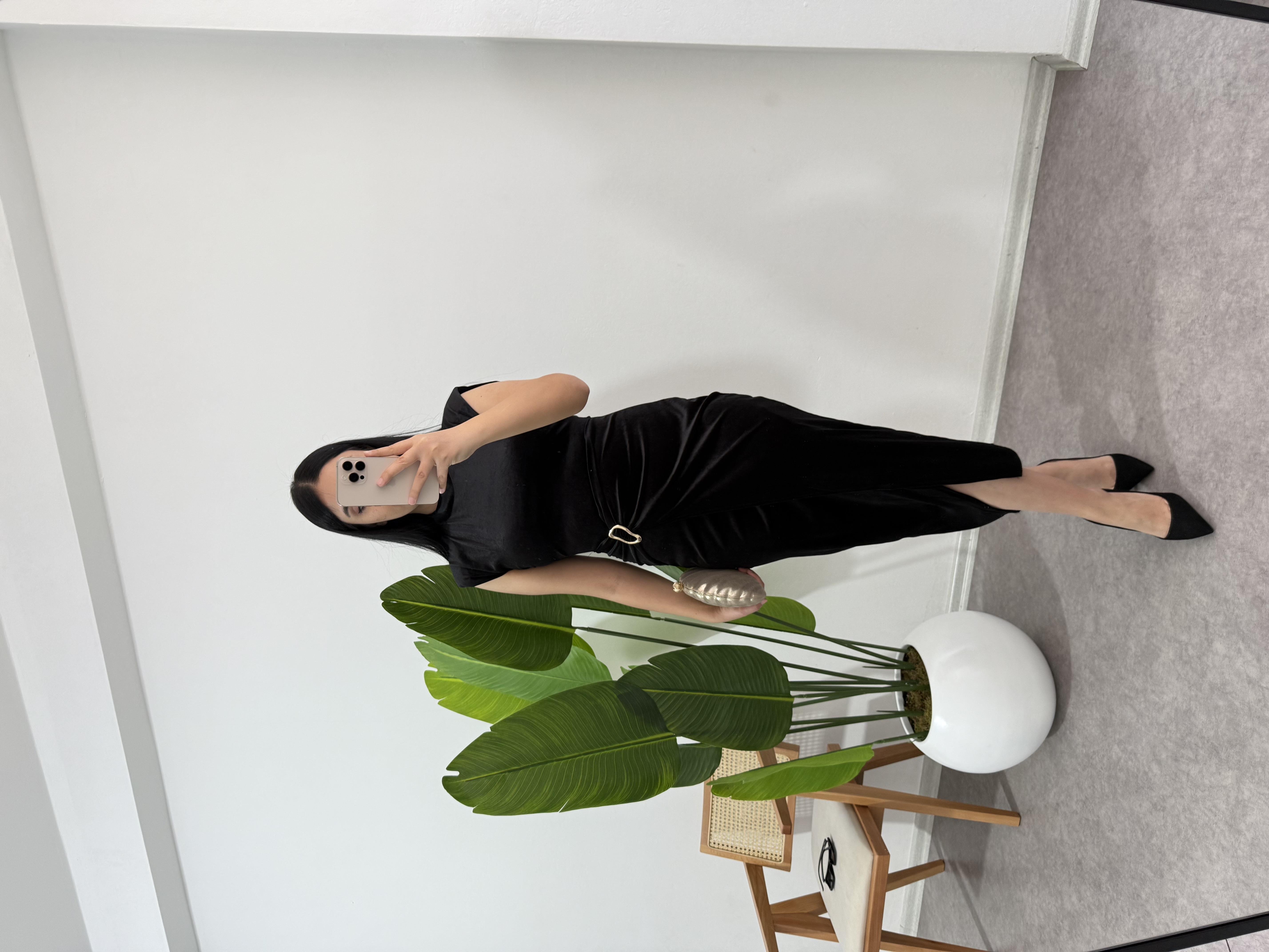 Broşlu Kadife Siyah Elbise 