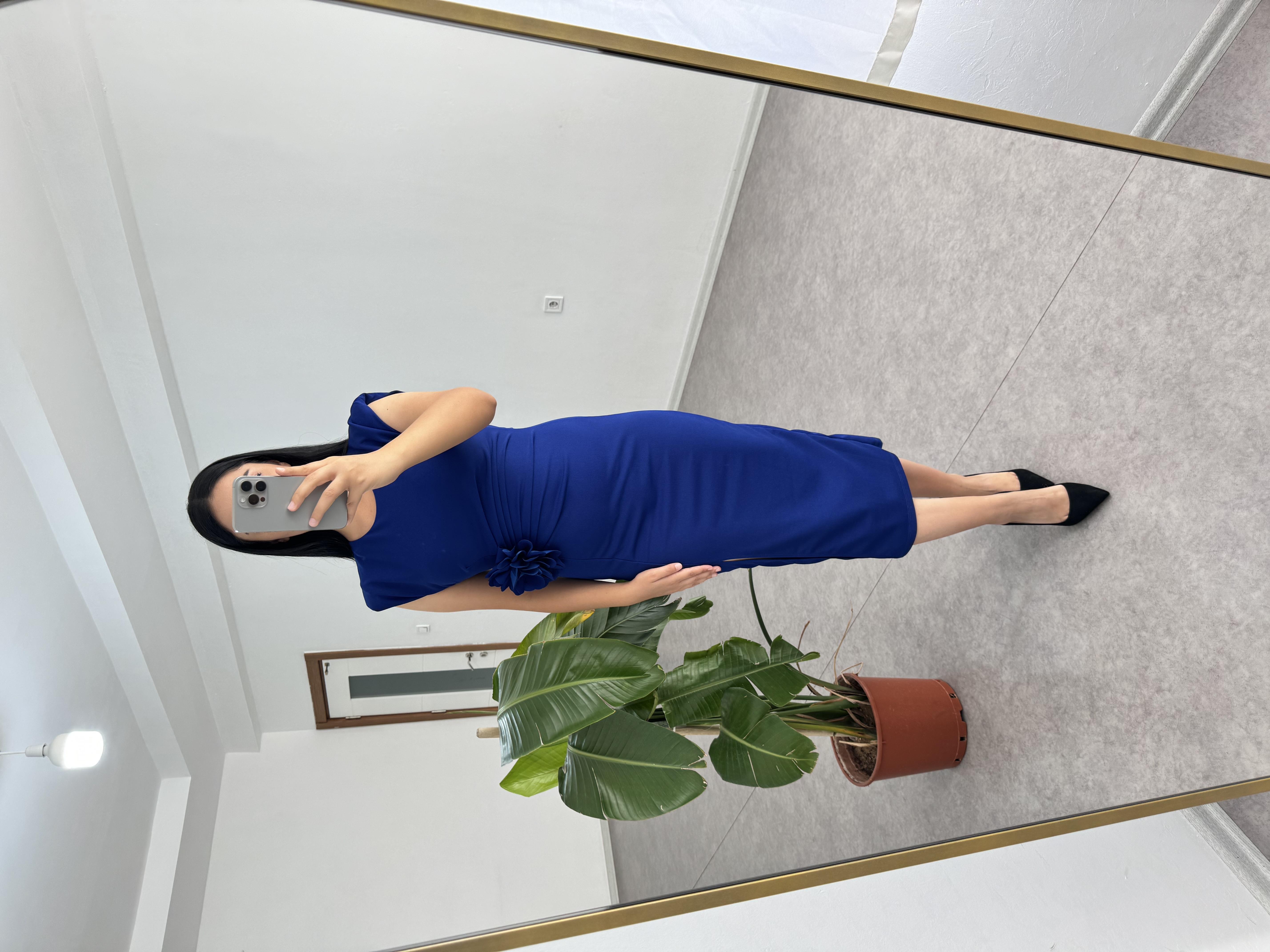 Çiçekli Broş Mavi Elbise