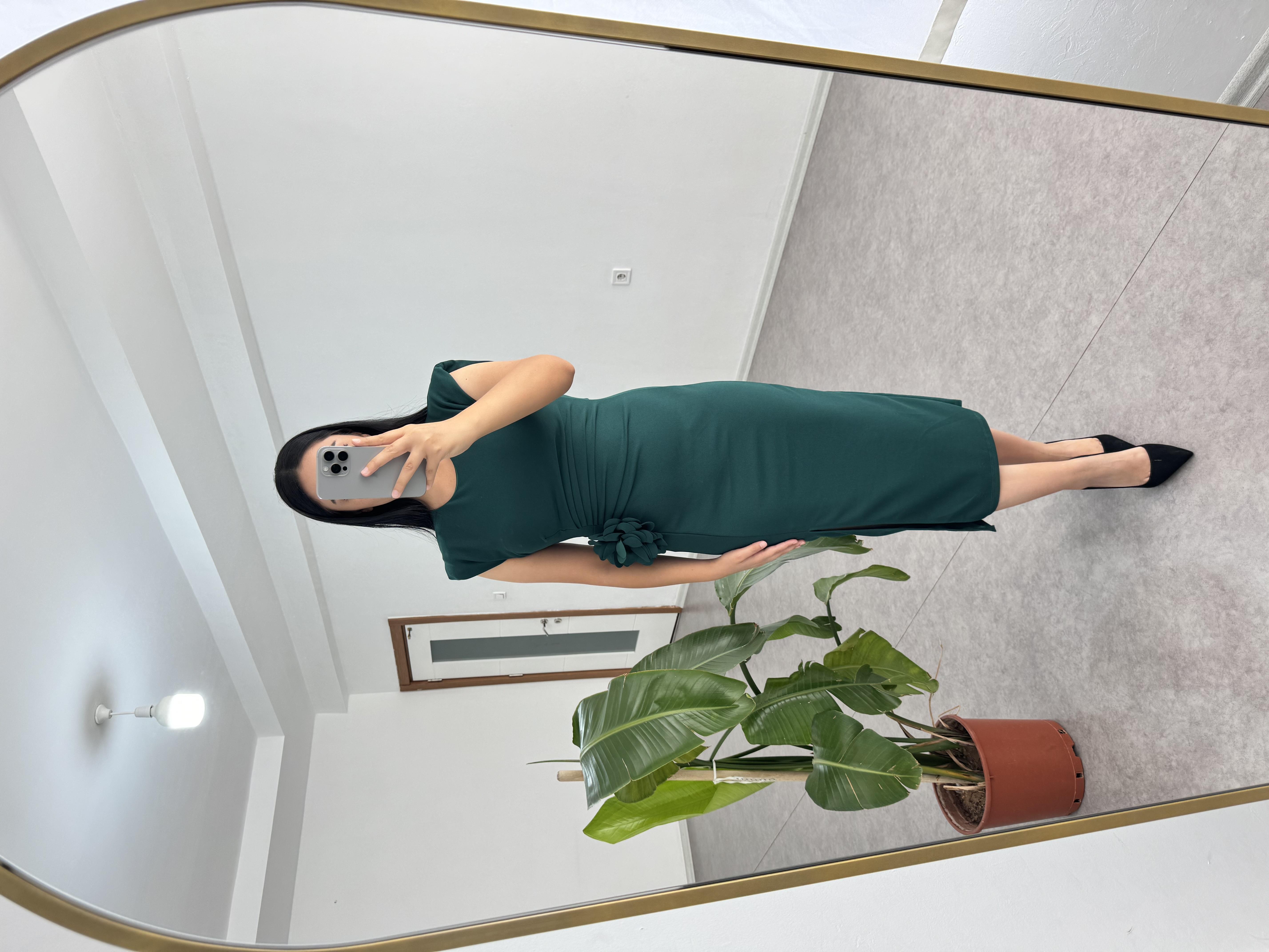 Çiçekli Broş Yeşil Elbise 