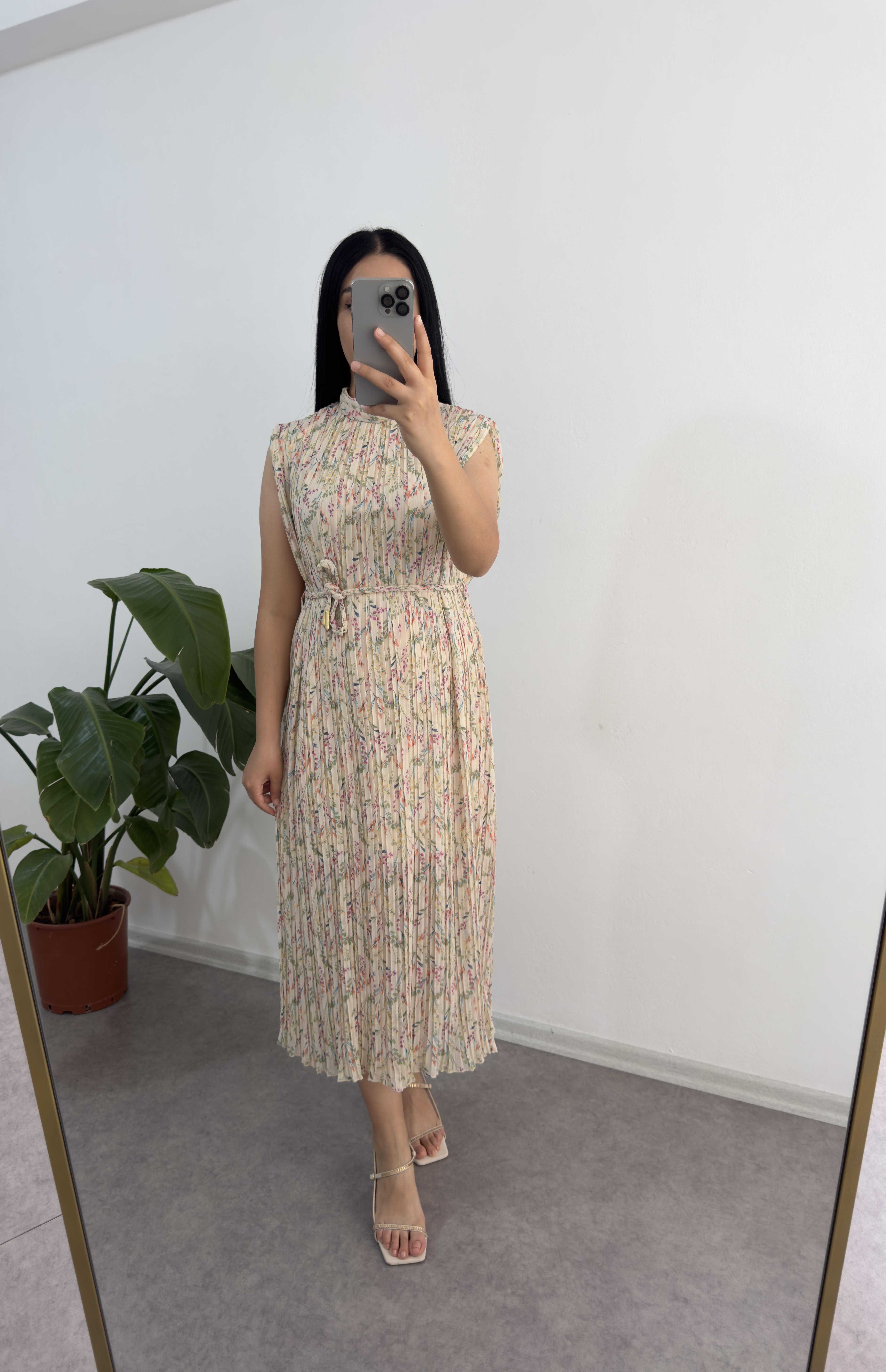 Çiçekli Krem Piliseli Elbise