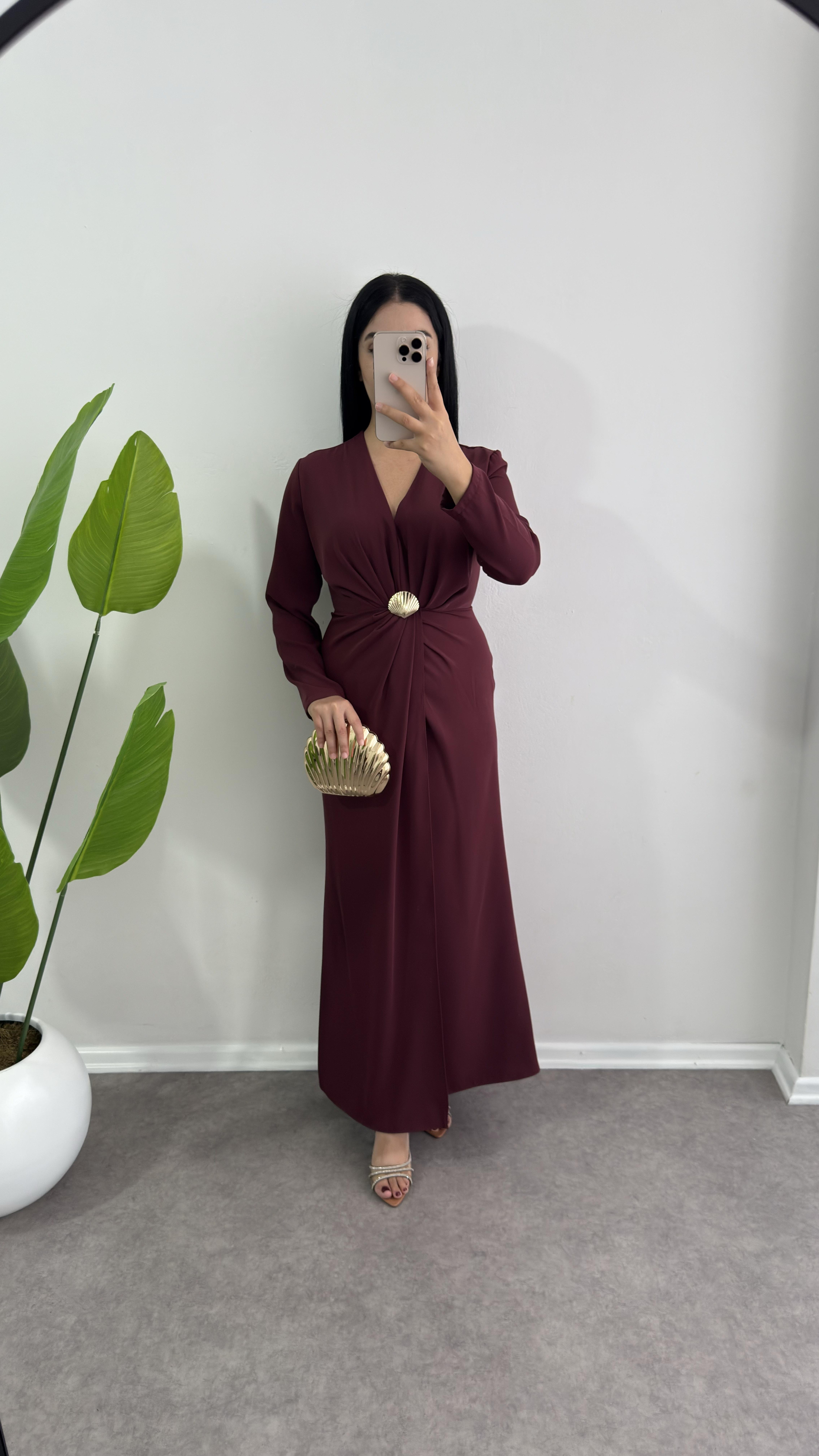 Deniz Kabuğu Broş Bordo elbise