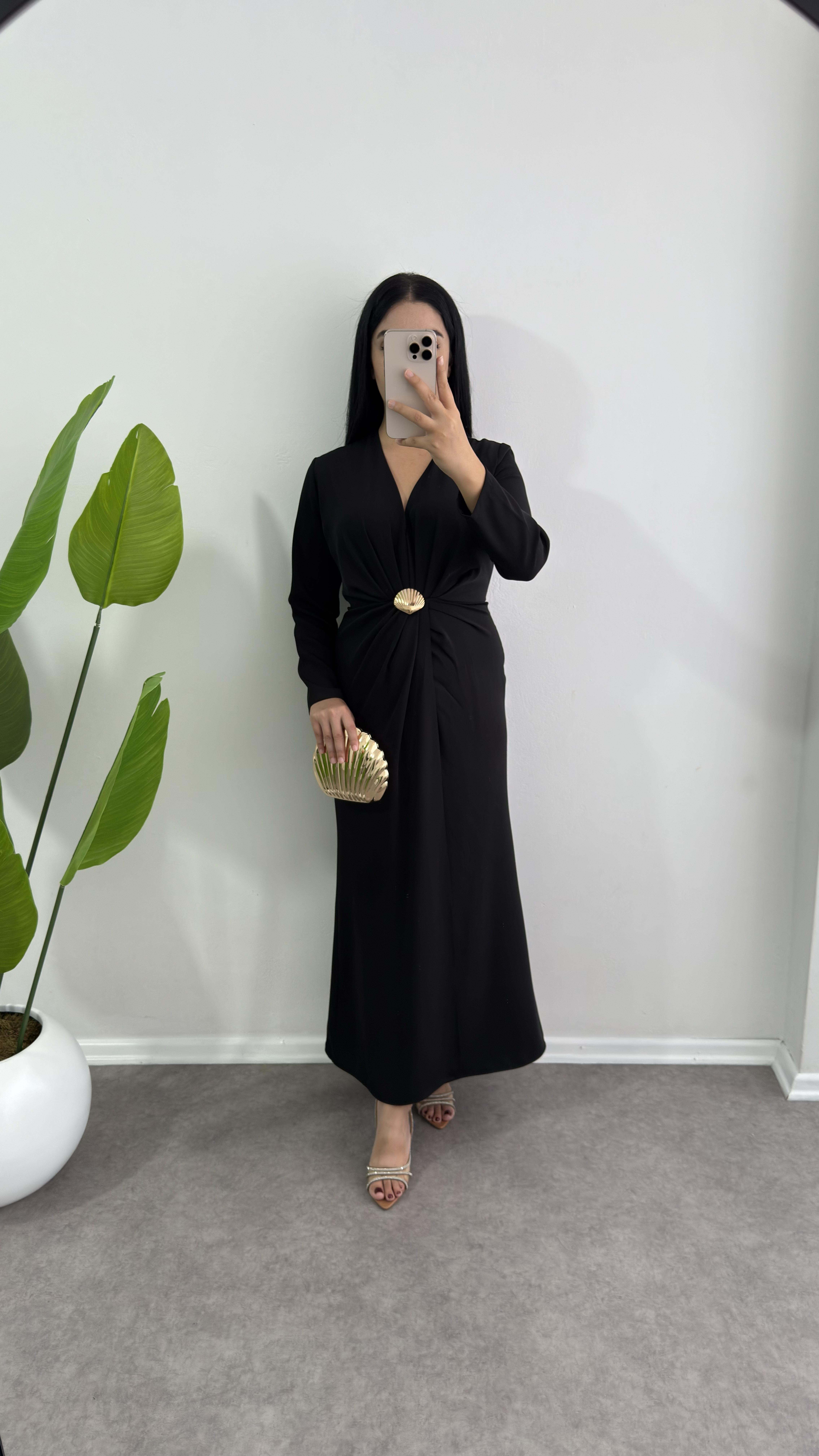 Deniz Kabuğu Broş Siyah Elbise 