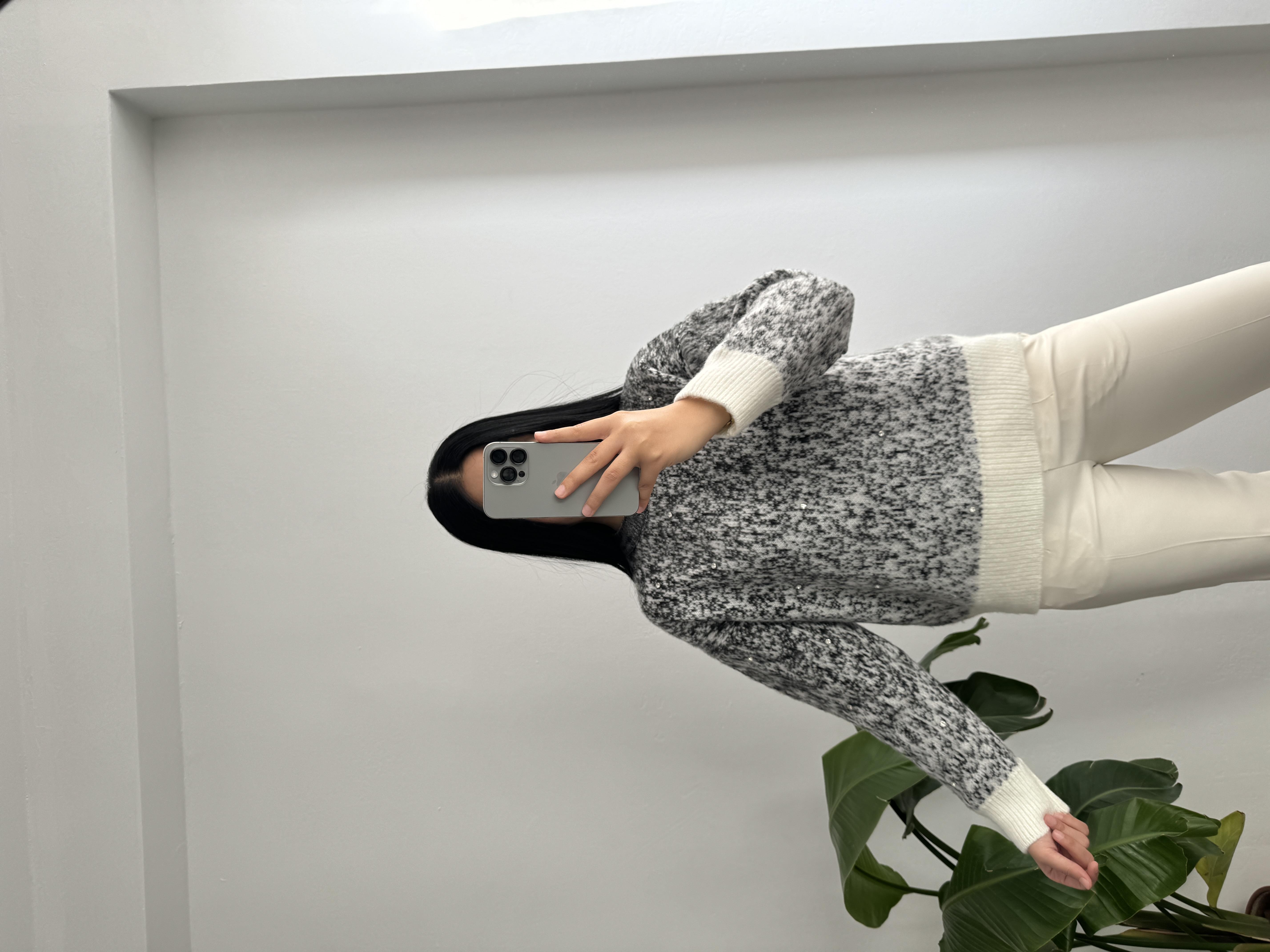 Ekru siyah taşlı kazak