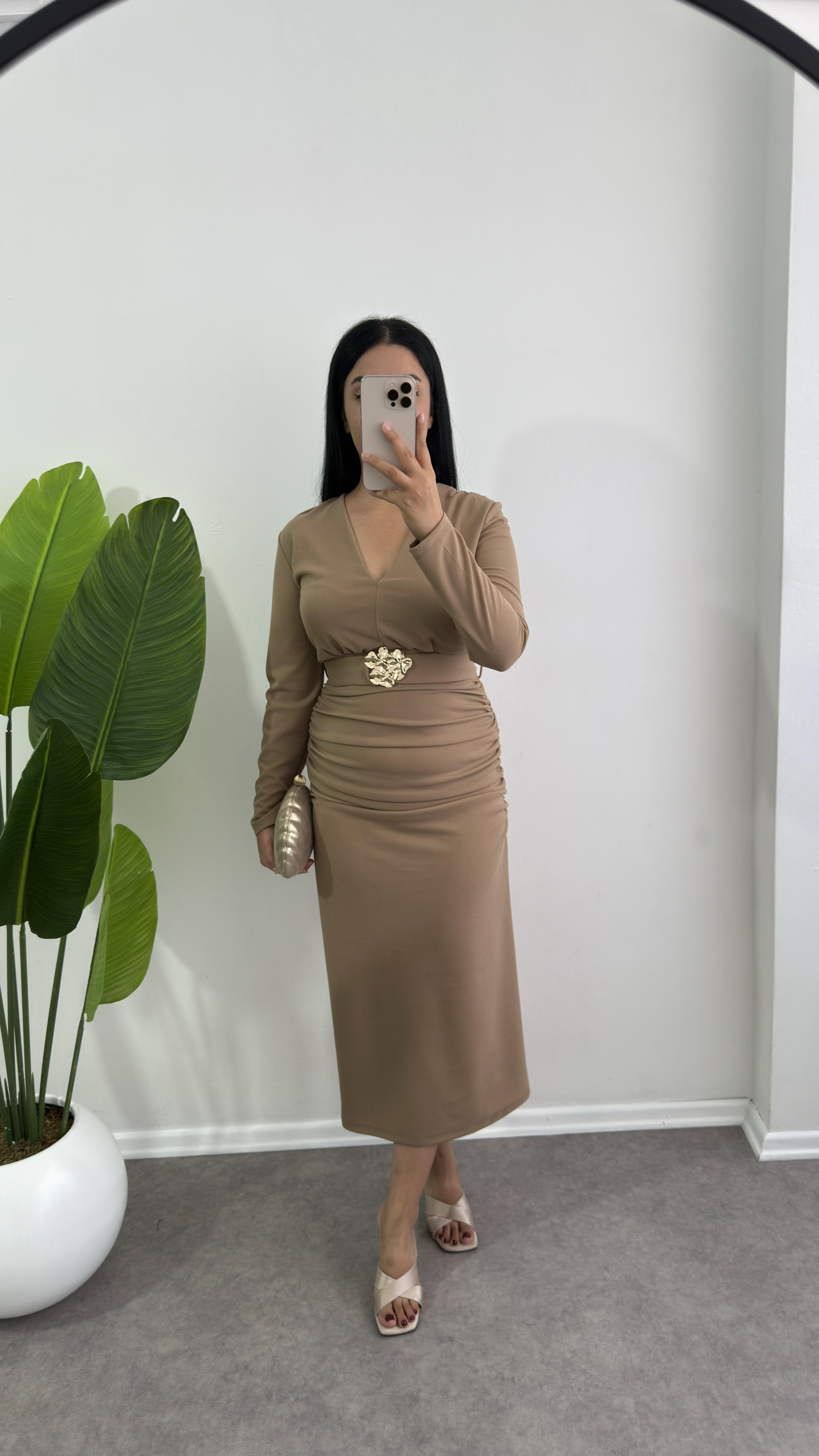 Gold Kemer Detaylı Krem Elbise