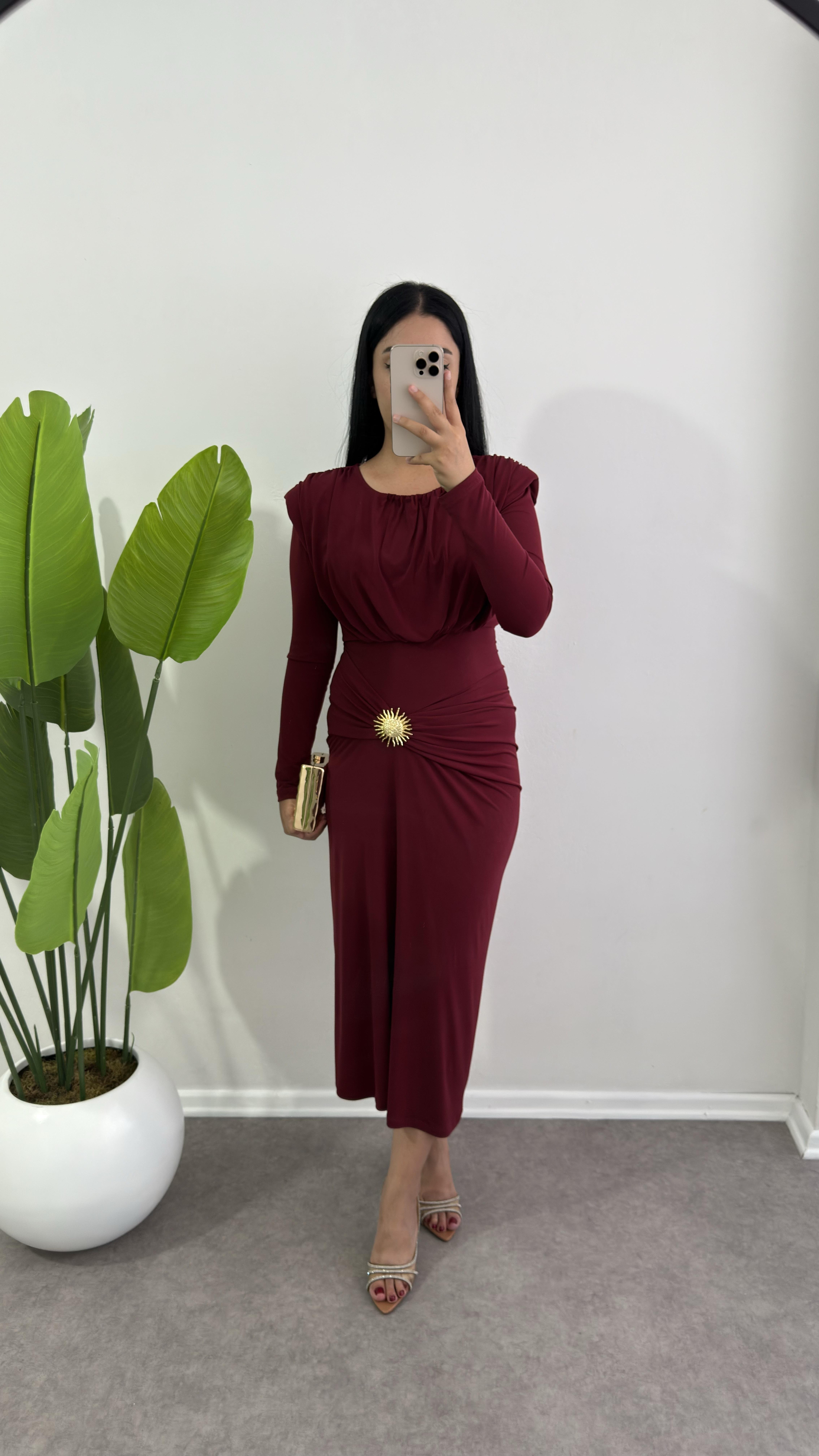 Güneş Broşlu Bordo Sendy Elbise