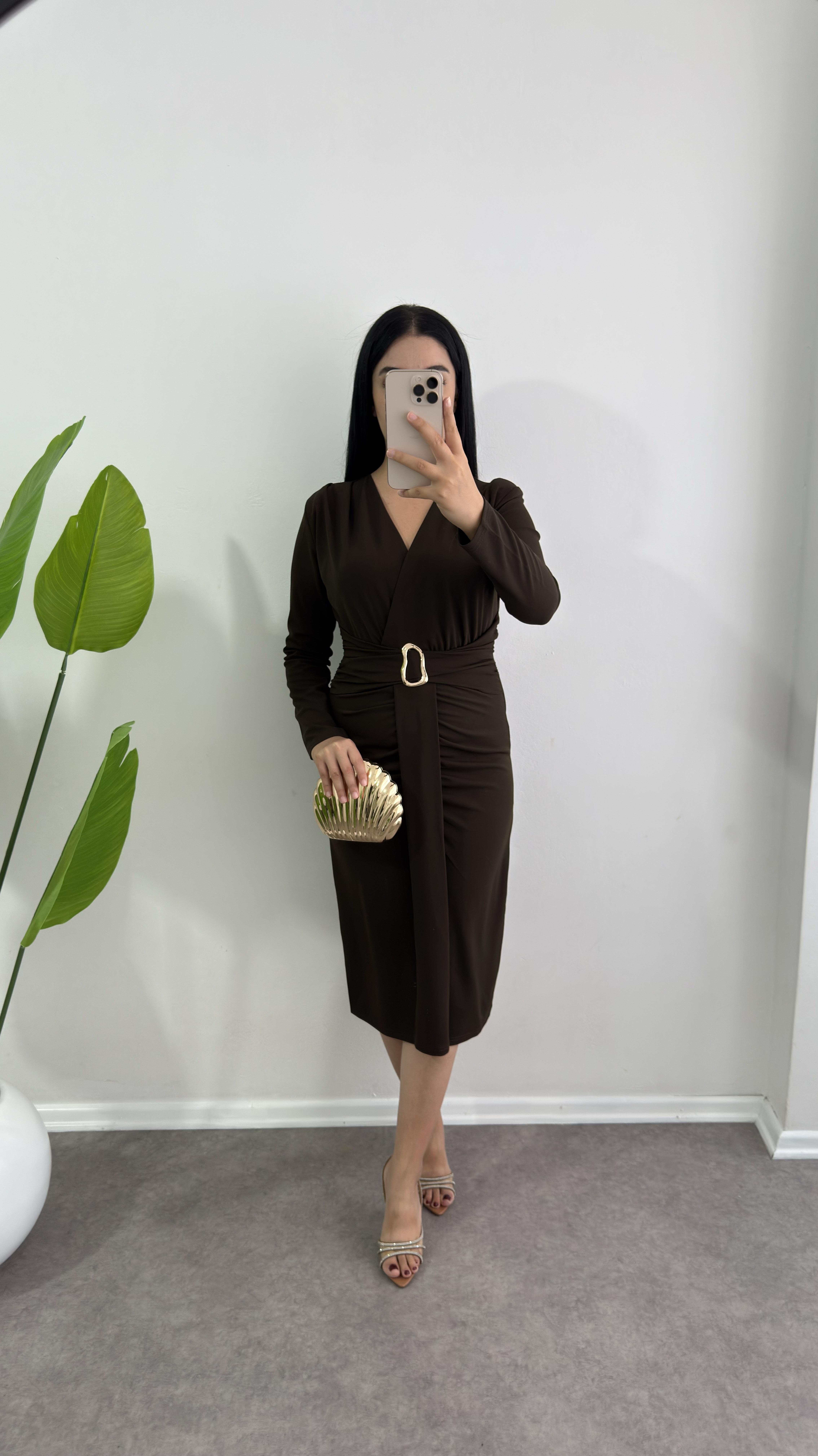 Kahverengi Broşlu Krep Elbise