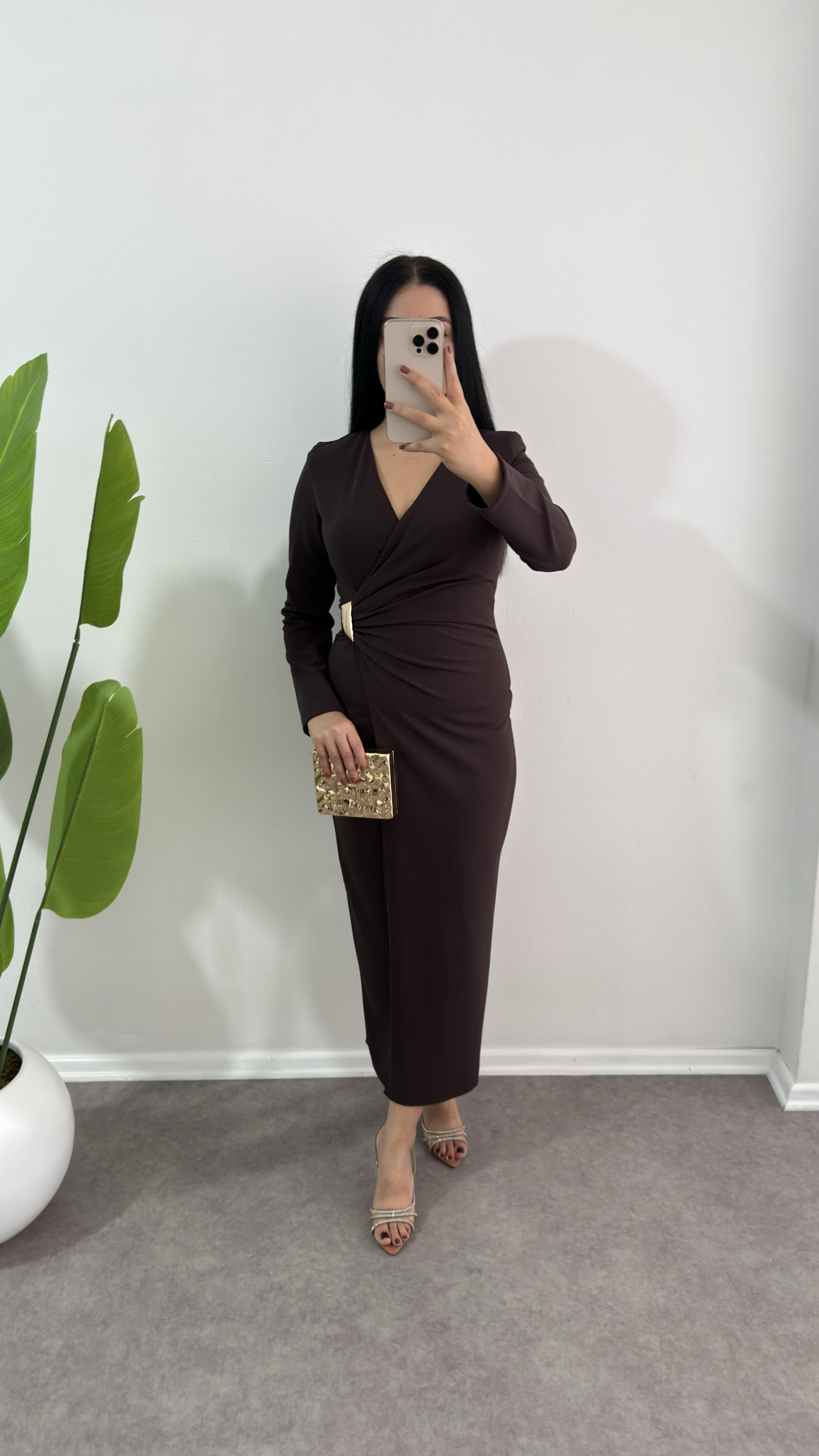 Kahverengi Şely Broşlu Elbise