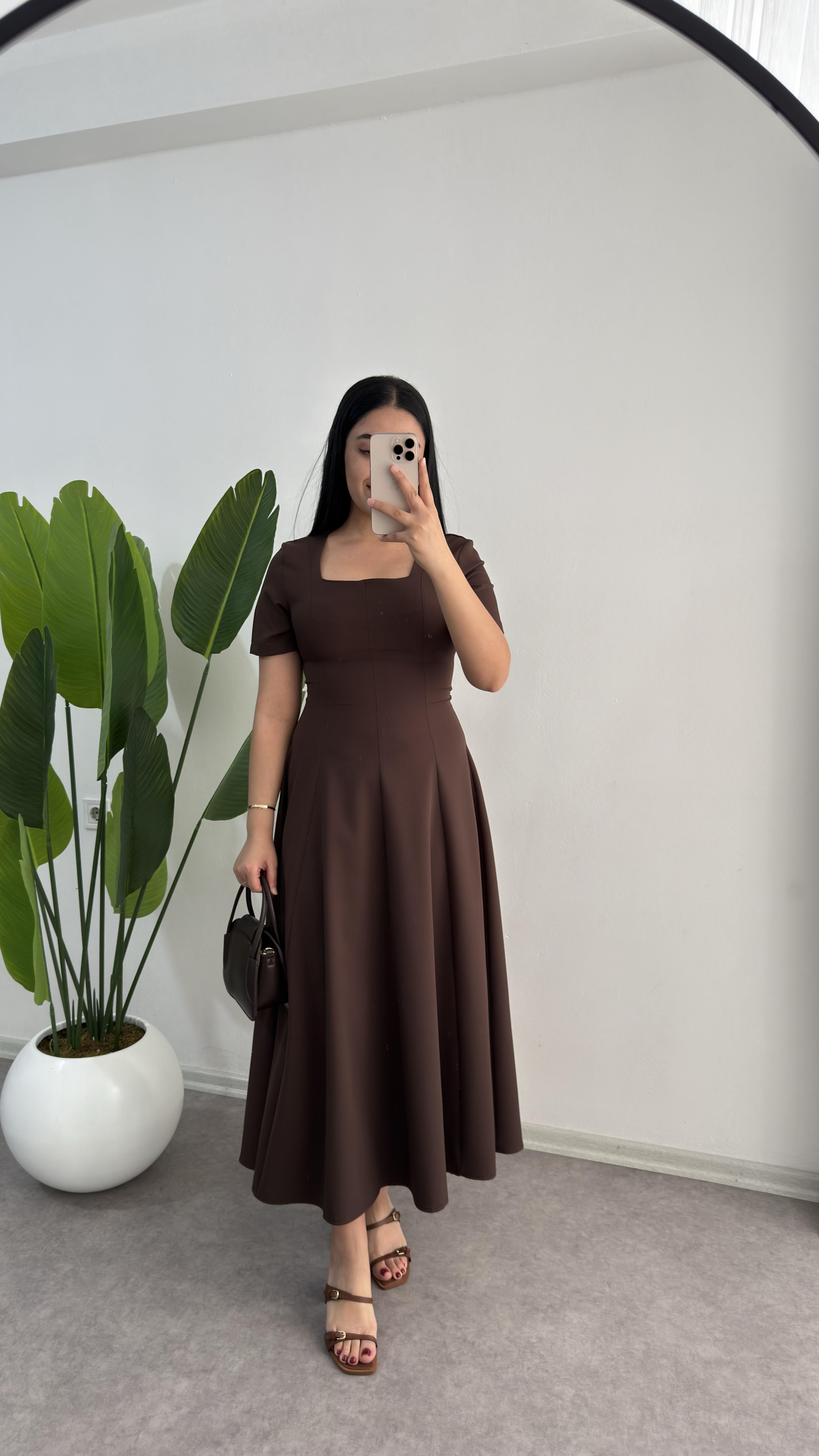 Kare Yaka Kahverengi Elbise 