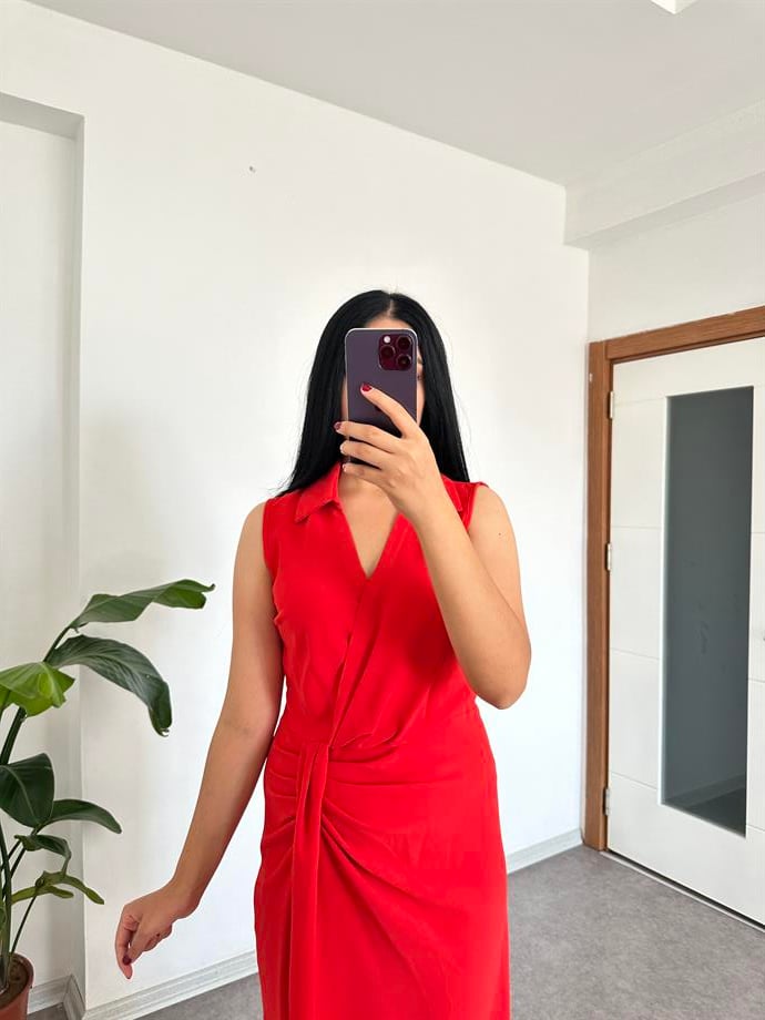 Kırmızı drapeli elbise