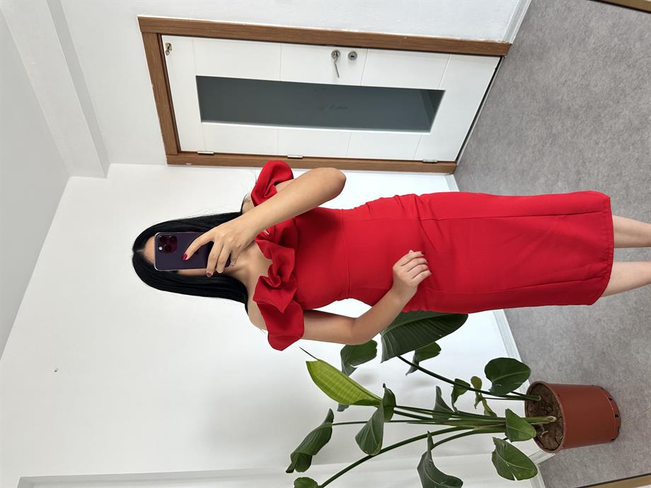 Kırmızı kıvrımlı elbise