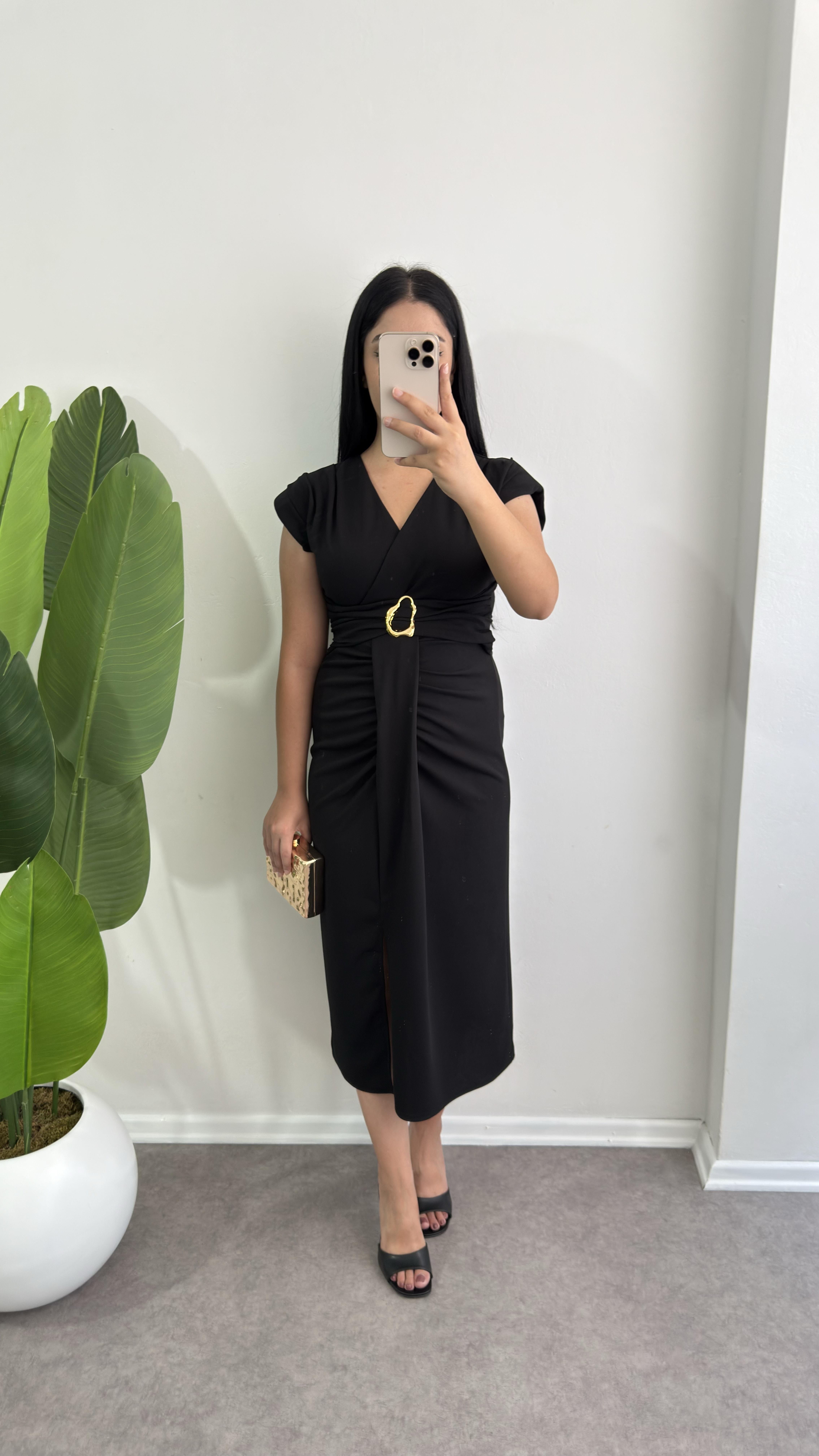 Krep Kumaş Broşlu Siyah Elbise 