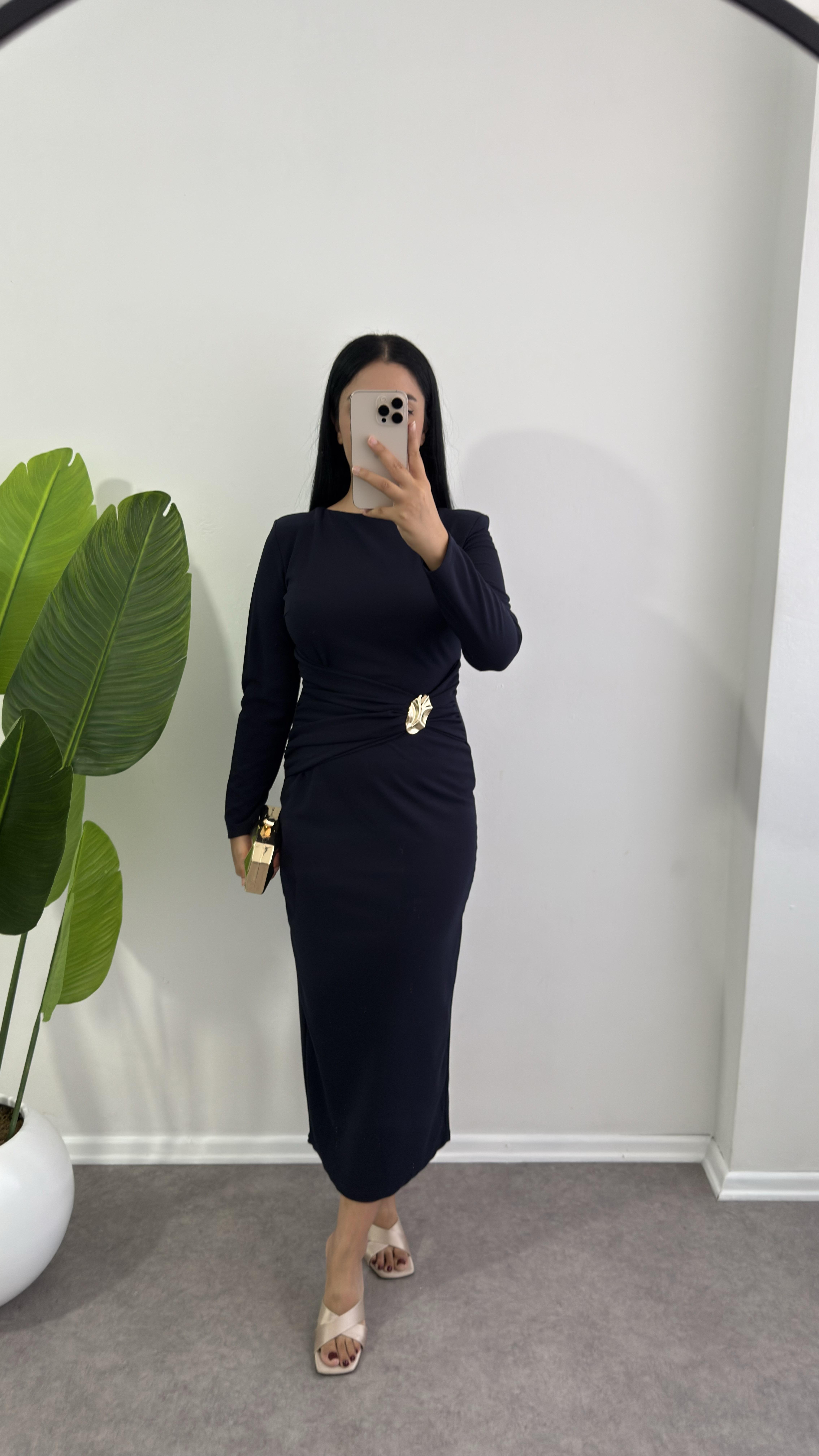 Lacivert Belden Fiyonklu Broş Elbise