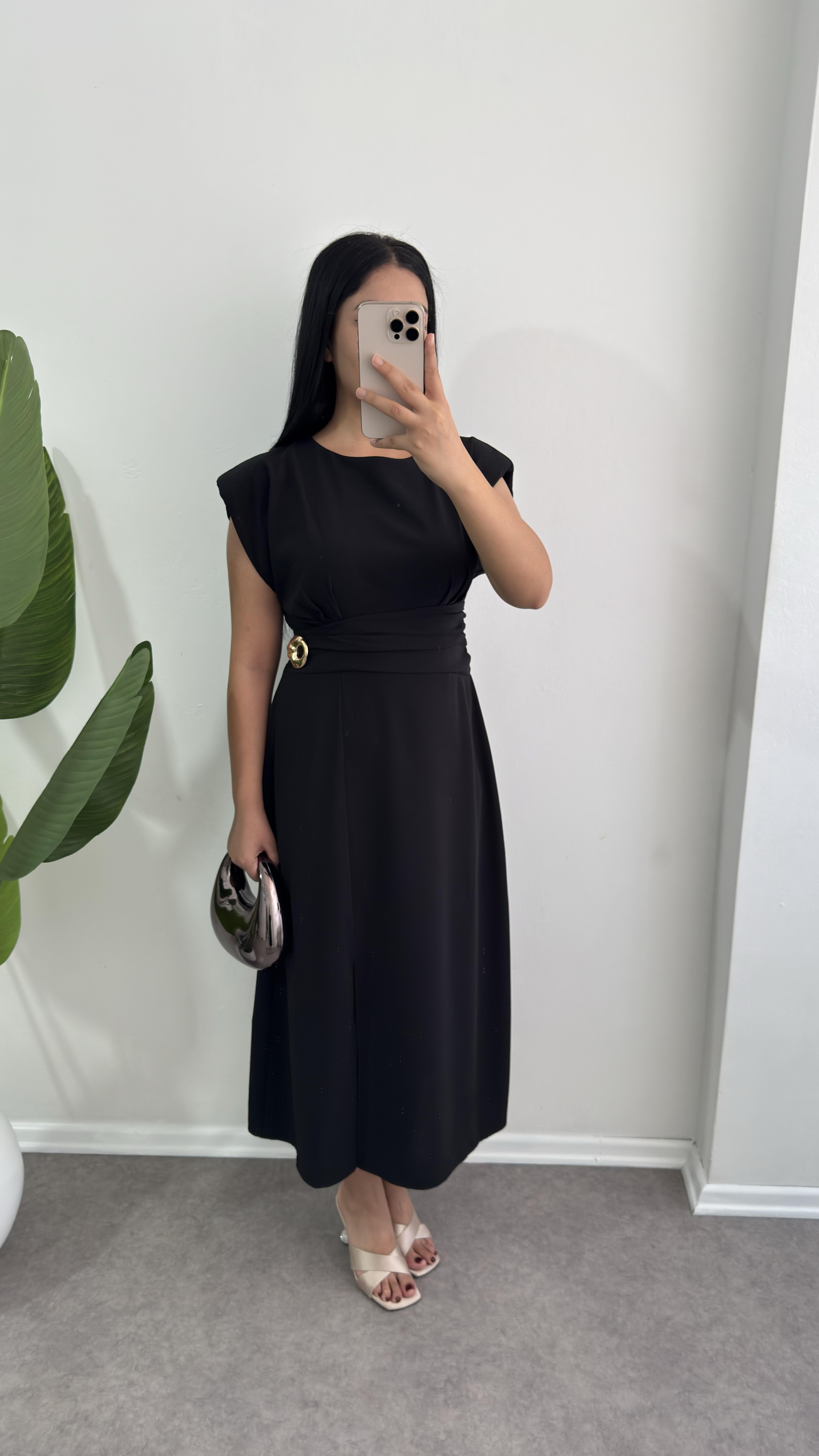 Nanay Siyah Broşlu Elbise