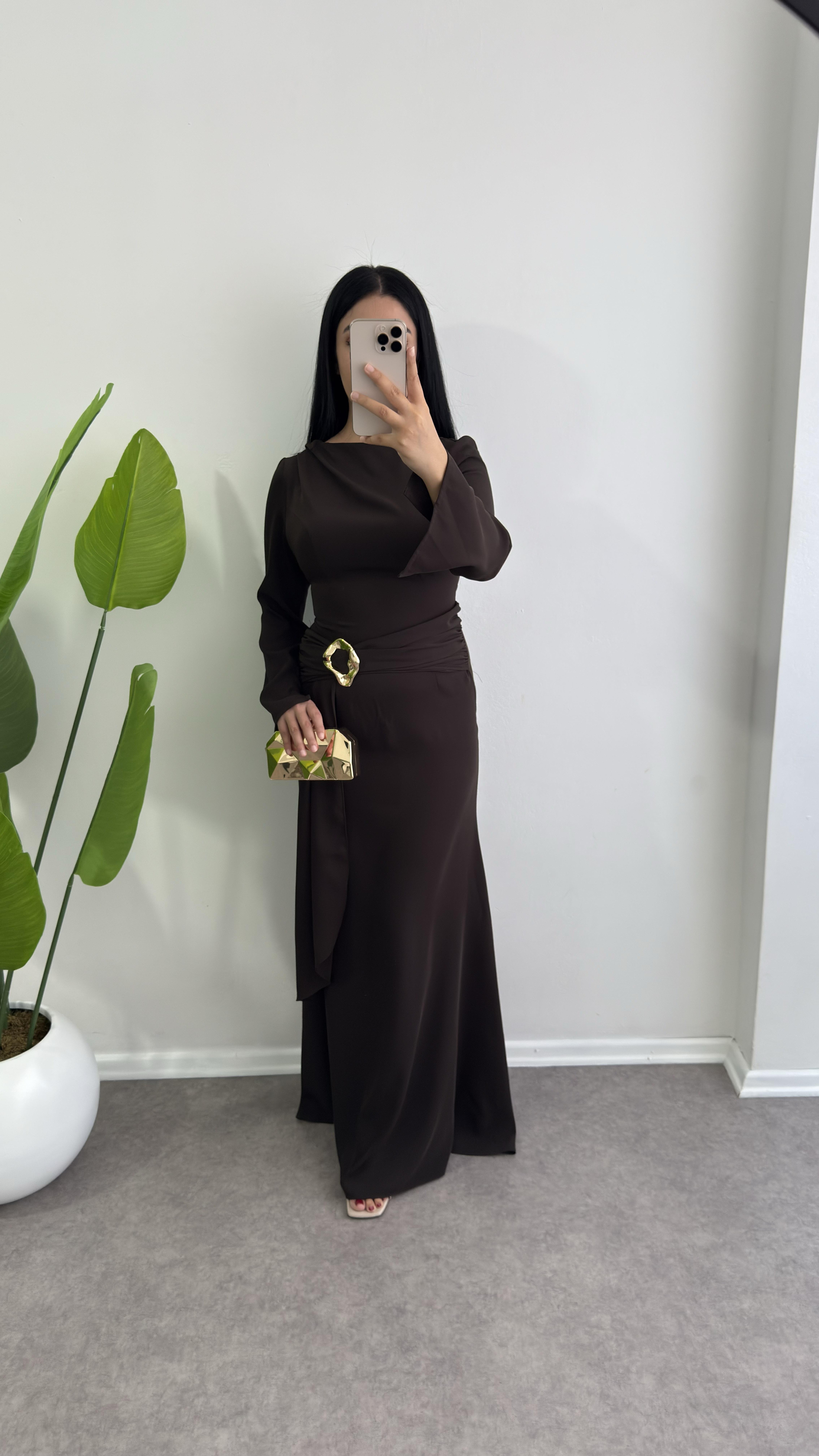 Nora Kahverengi Dökümlü Broş Elbise