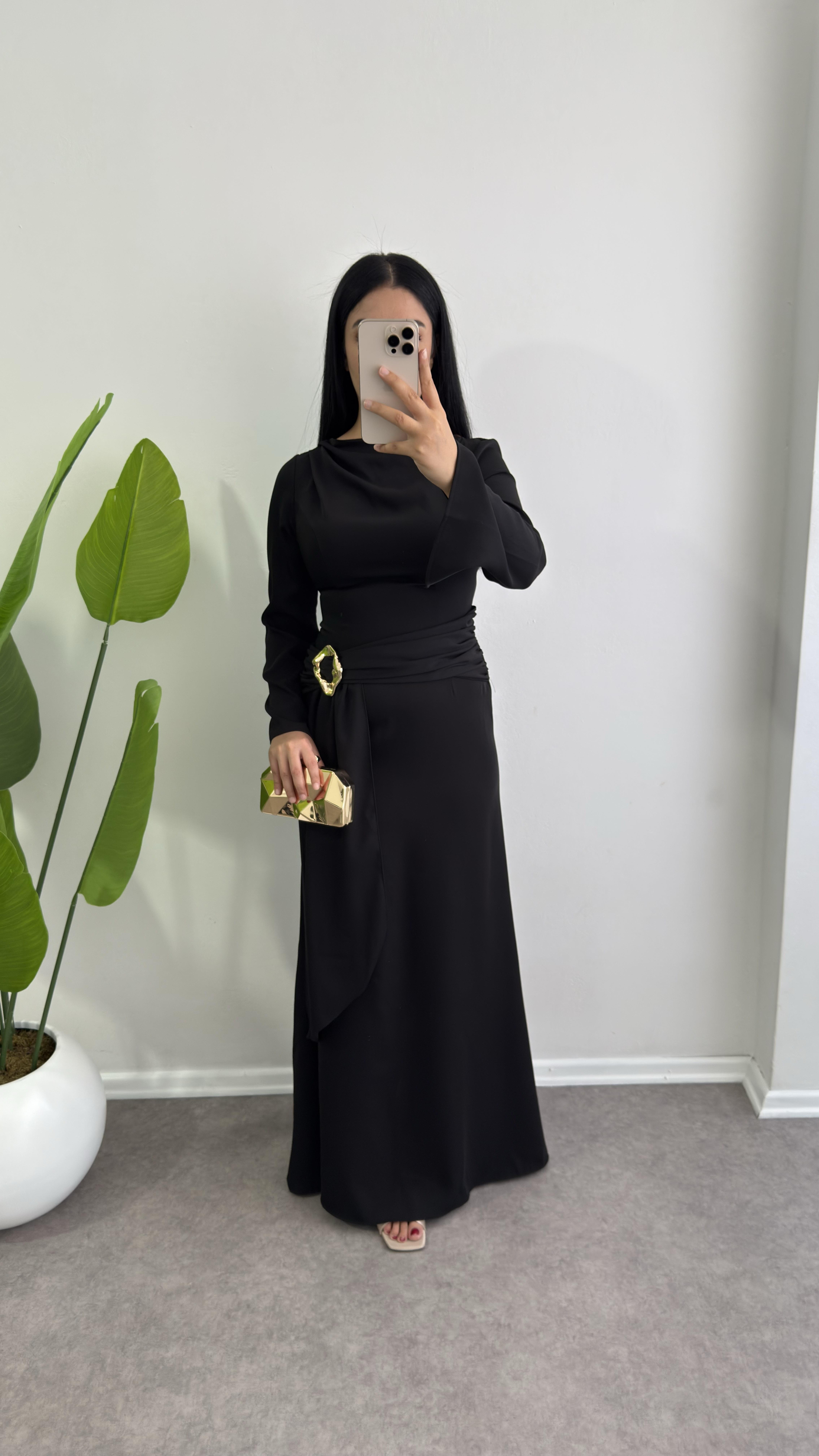 Nora Siyah Dökümlü Broş Elbise