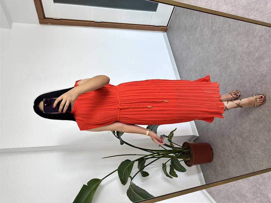 Piliseli turuncu elbise