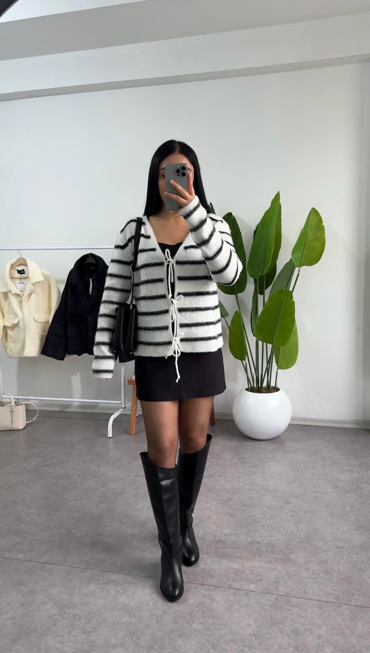 Sakallı Beyaz Triko Hırka