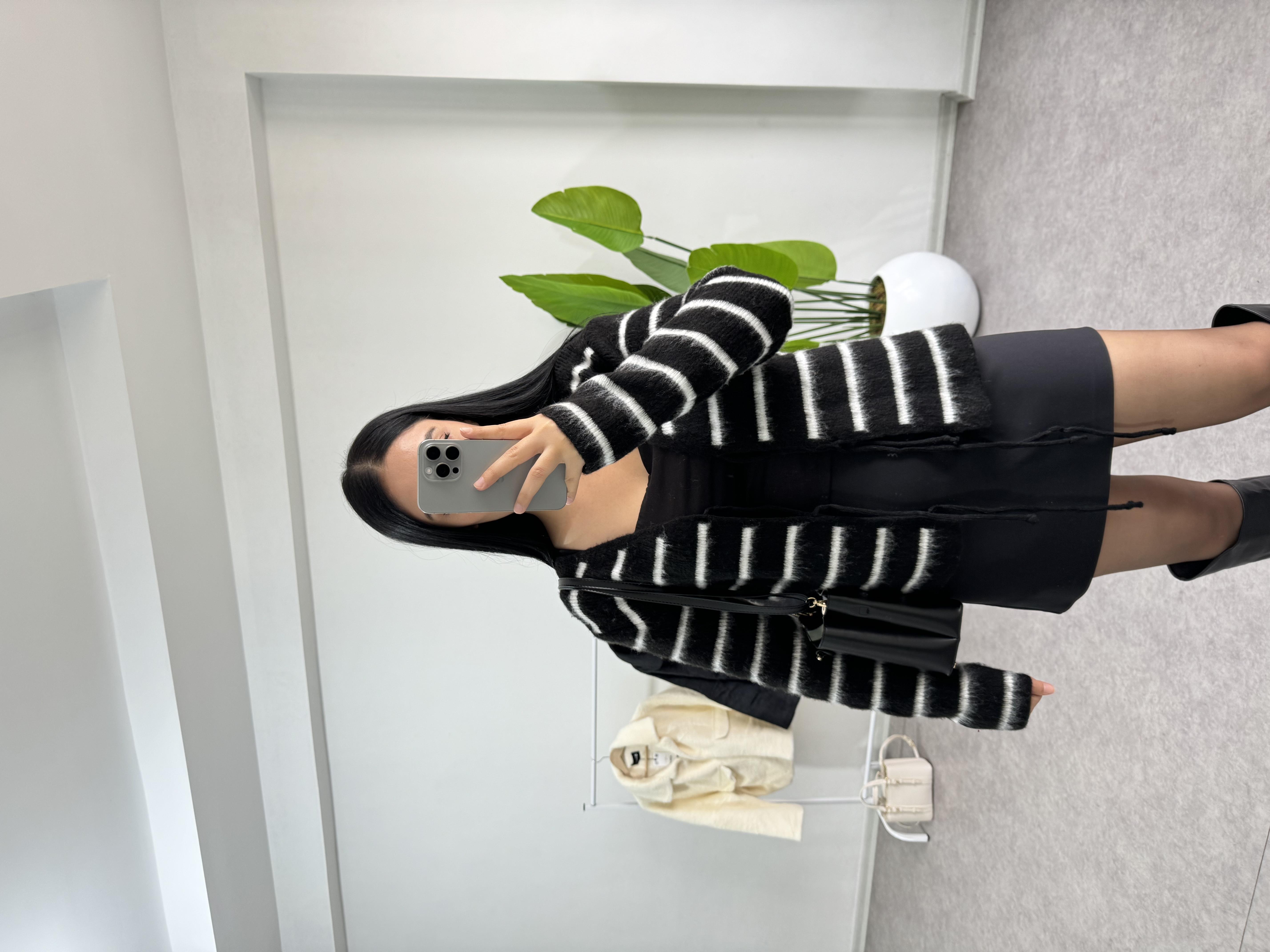 Sakallı Siyah Triko Hırka