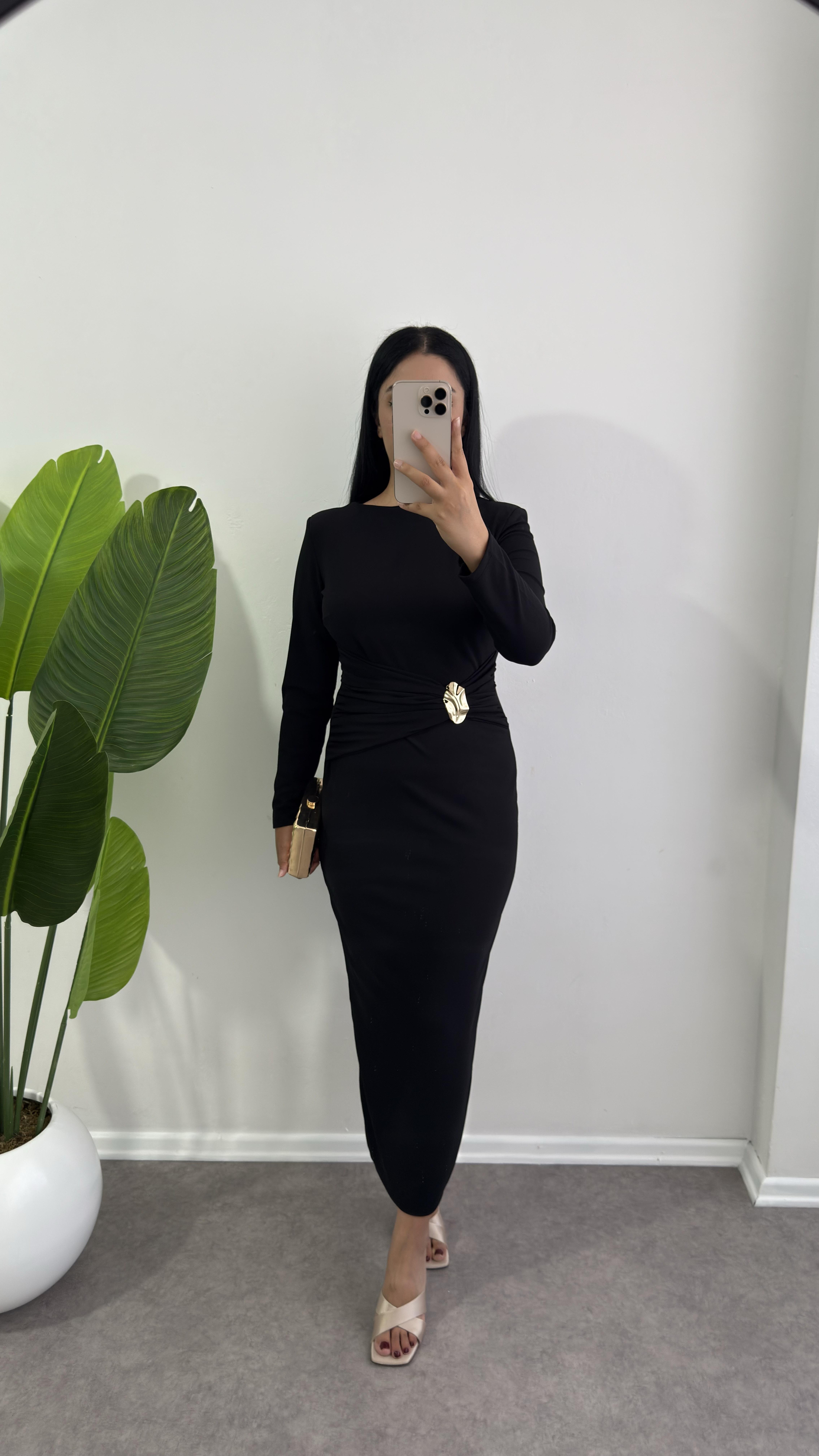 Siyah Belden Fiyonklu Broş Elbise