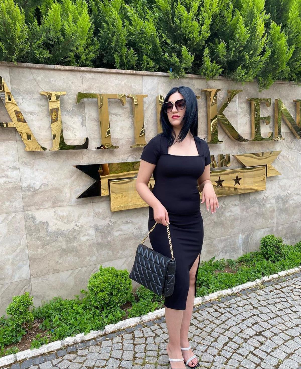 SİYAH KARE YAKA ELBİSE