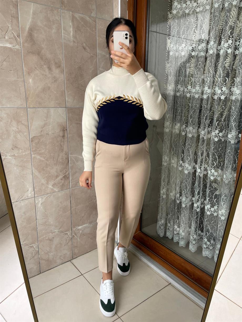 TRİKO KAZAK KREM LACİVERT NAKIŞLI