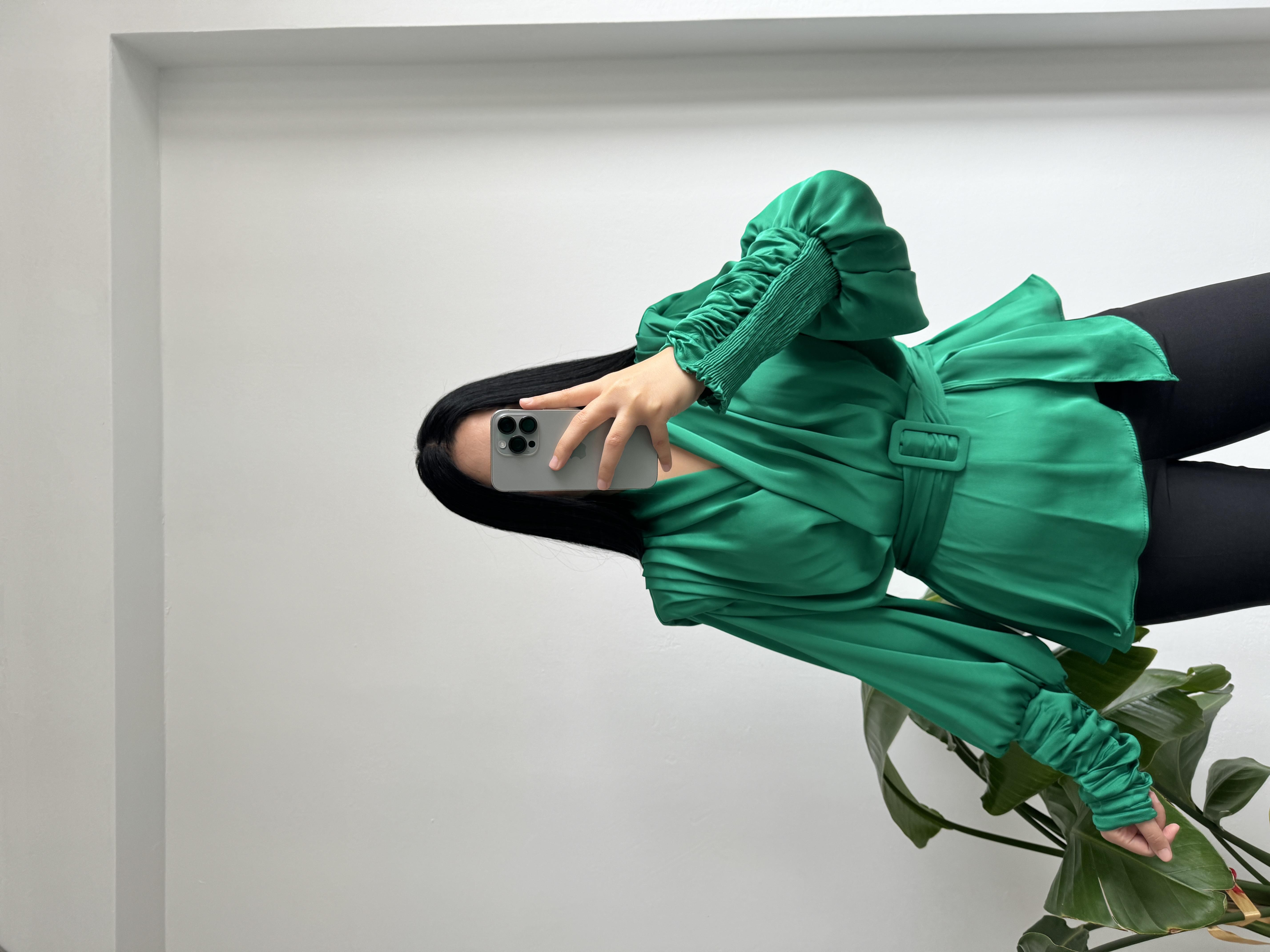 Yeşil kruvaze yaka saten bluz