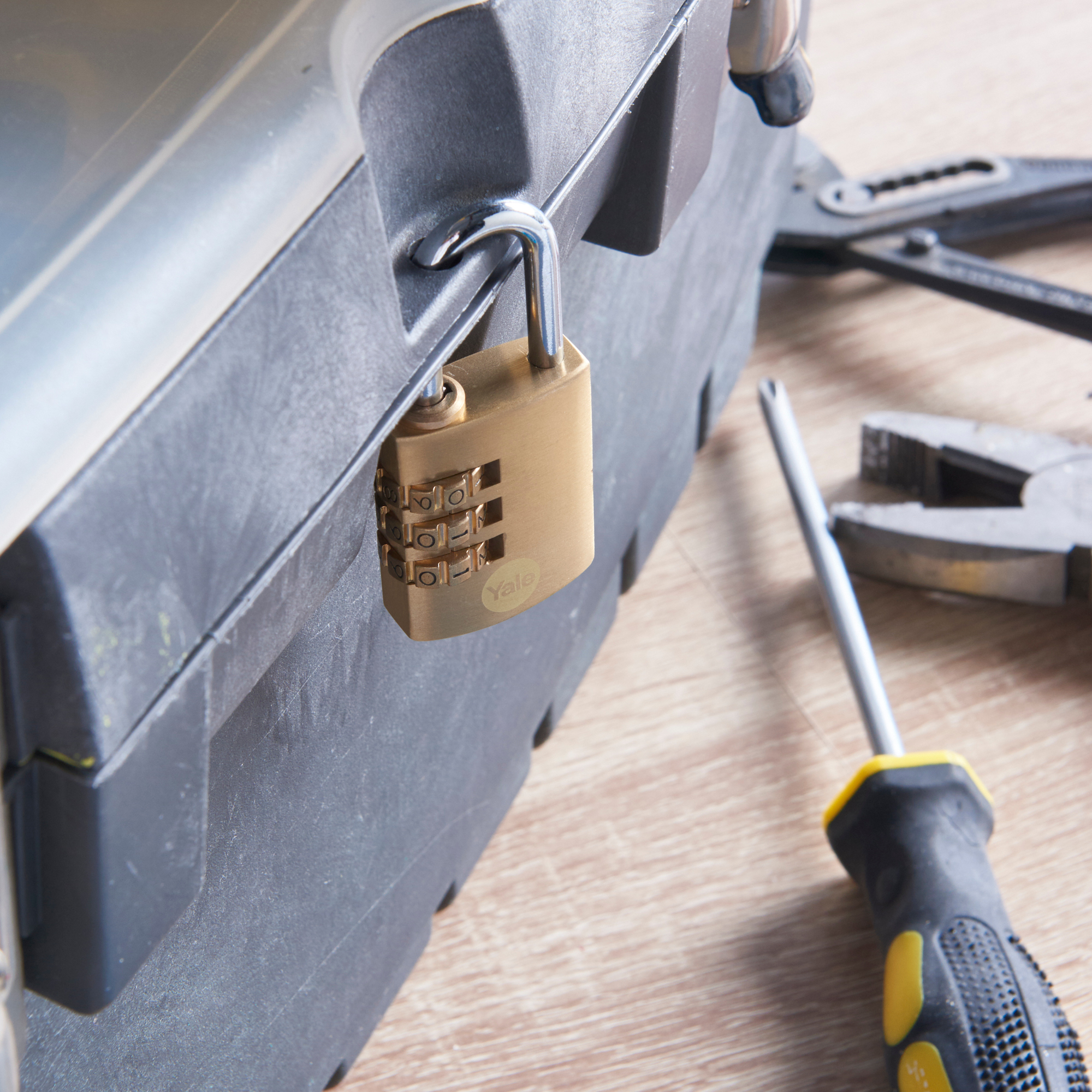 Yale Y150B/40/130/1 - 40mm Şifreli Pirinç Asma Kilit - Standart Koruma- Çelik Halka - 4 Haneli Şifre