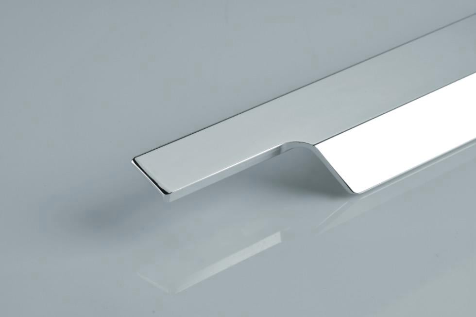 Eğik Taşmalı Kulp Parlak Krom 447 Mm