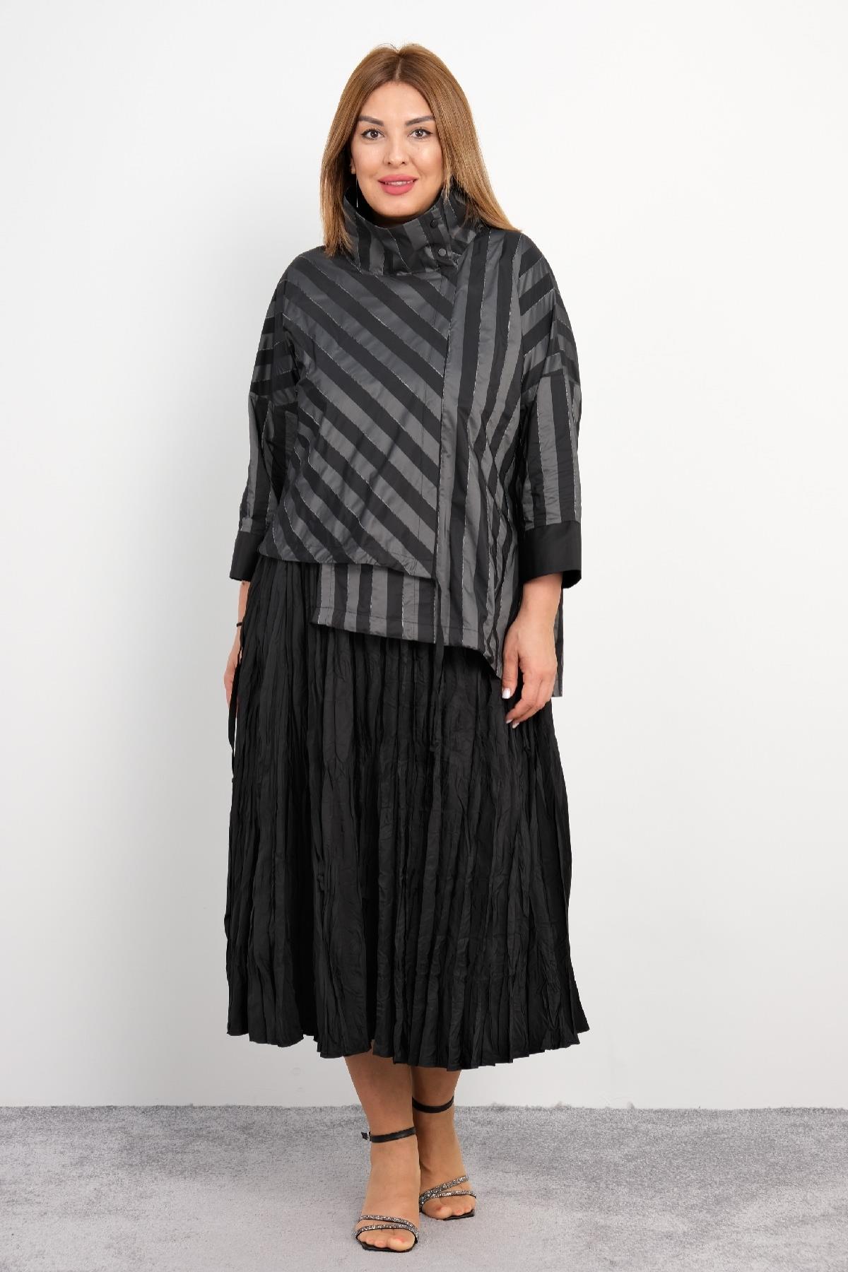  Bu büyük beden kadın ikili takım, modern ve rahat bir stil sunar. Üst kısmı geniş çizgili desenlere sahip, yarım balıkçı yakalı ve üç çeyrek kolludur. Kumaşı hafif ve rahattır, hem günlük kullanım hem de özel etkinlikler için uygundur. Alt kısmı ise