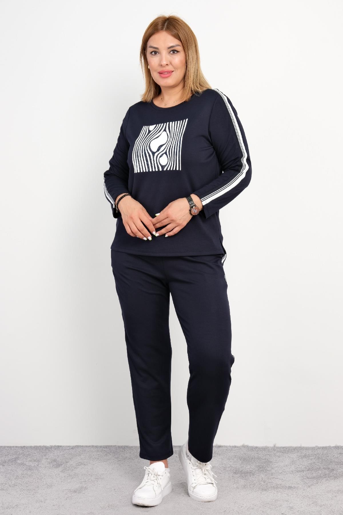  Bu şık Büyük Beden kadın İKİLİ Takım, özellikle konfor ve tarzı bir arada arayanlar için mükemmel bir seçimdir. Lacivert rengiyle dikkat çekerken, %75 Polyester, %20 Pamuk, %5 Likra kumaş karışımı sayesinde rahat bir his sunar. Üst kısmı modern bir 