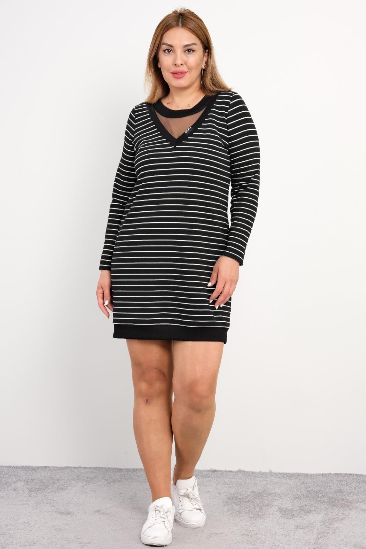  Bu şık siyah uzun kollu elbise, beyaz çizgili tasarımıyla dikkat çekiyor. V yaka detayı ve şeffaf yaka bölgesiyle modern ve şık bir görünüm sunar. Elbise diz üstü uzunluğunda olup, günlük kullanım için idealdir. Yumuşak ve esnek kumaşı sayesinde rah