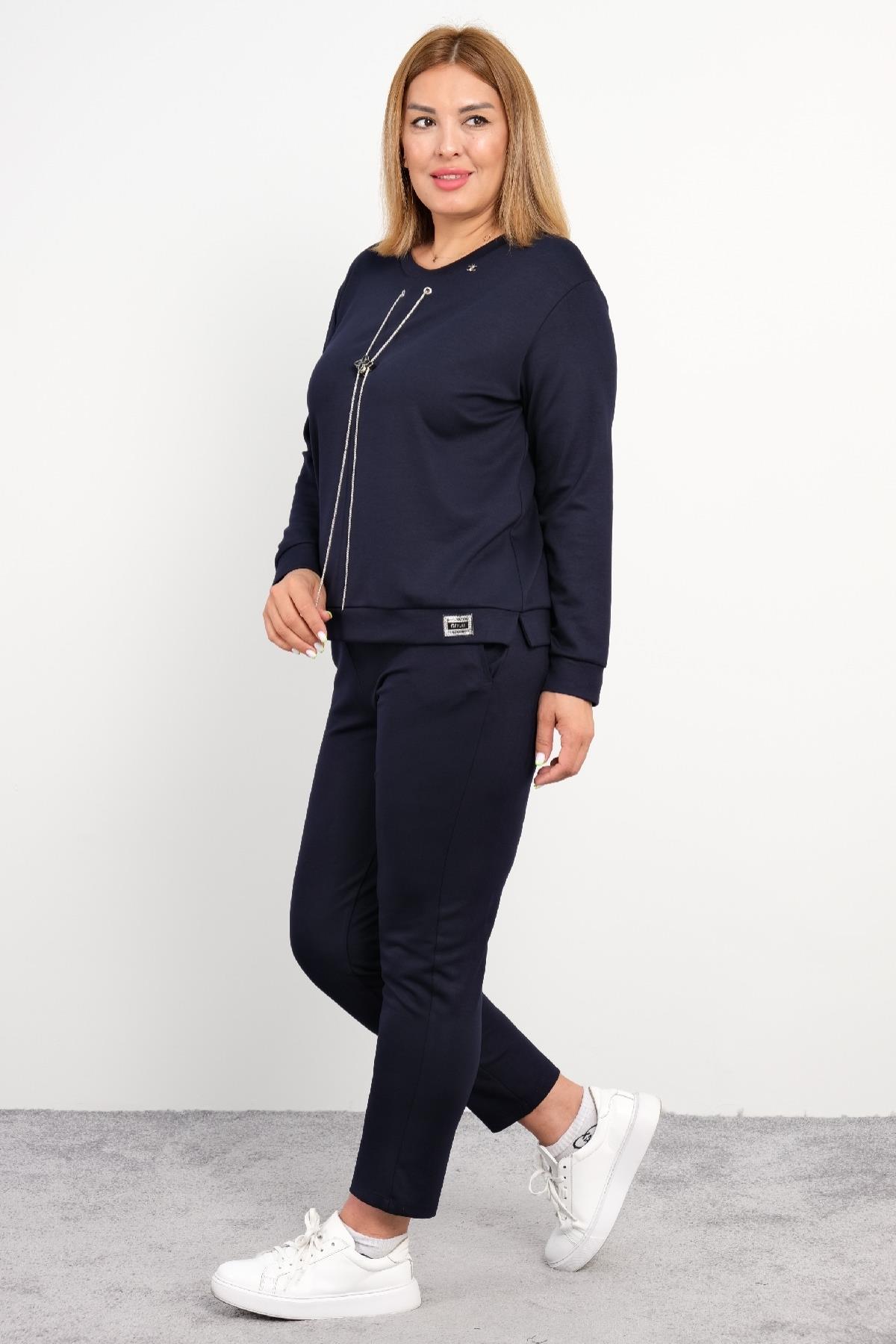  Büyük Beden Kadın İkili Takım; Lacivert renkte ve dört farklı beden seçeneği (42, 44, 46, 48) ile sunulmaktadır. Bu şık takım, günlük rahatlık ve şıklığı bir arada sunar. Üst ve alt parçadan oluşan takım, %75 Polyester, %20 Pamuk ve %5 Likra karışım