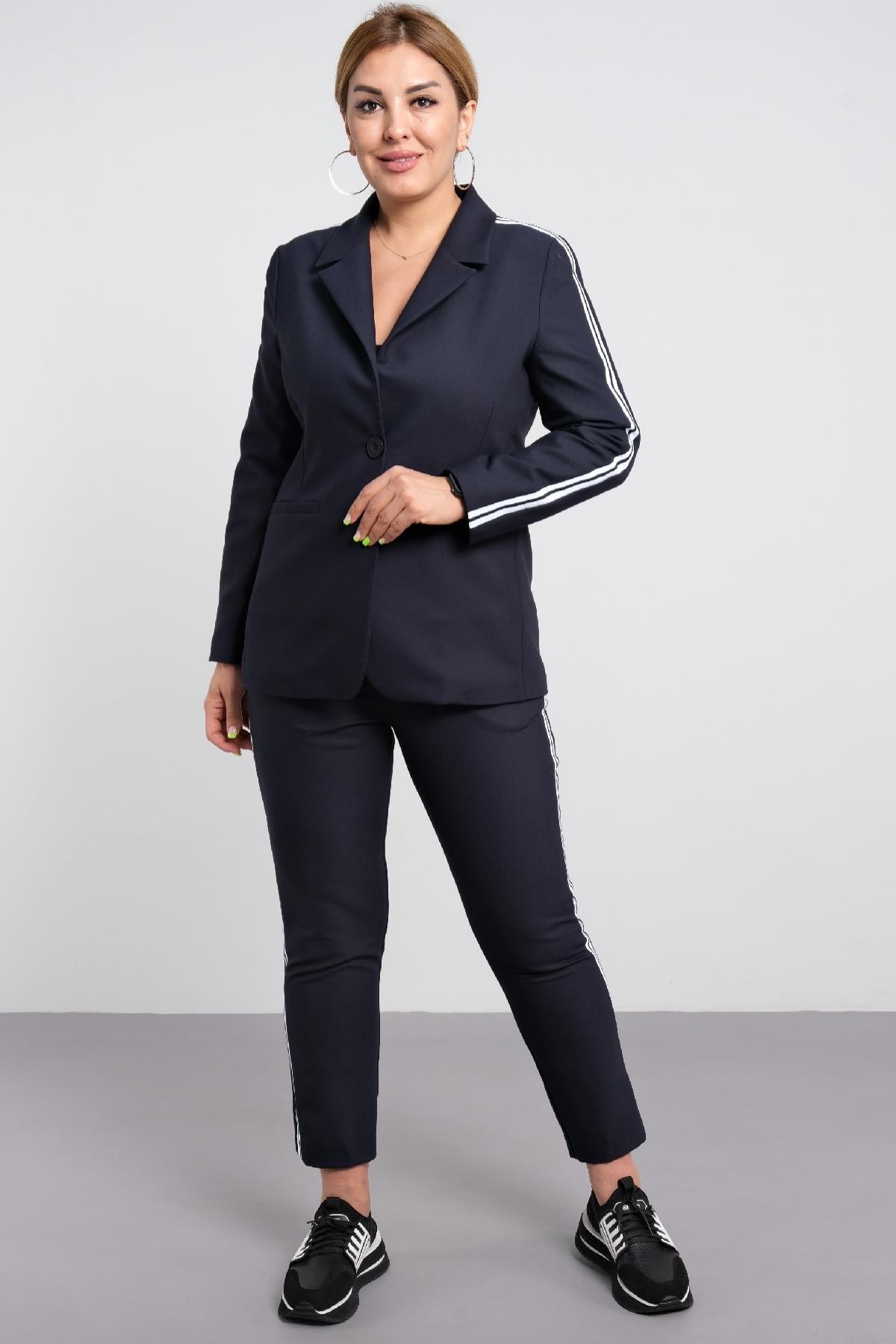 Beyaz şeritli ofis tarzı takım