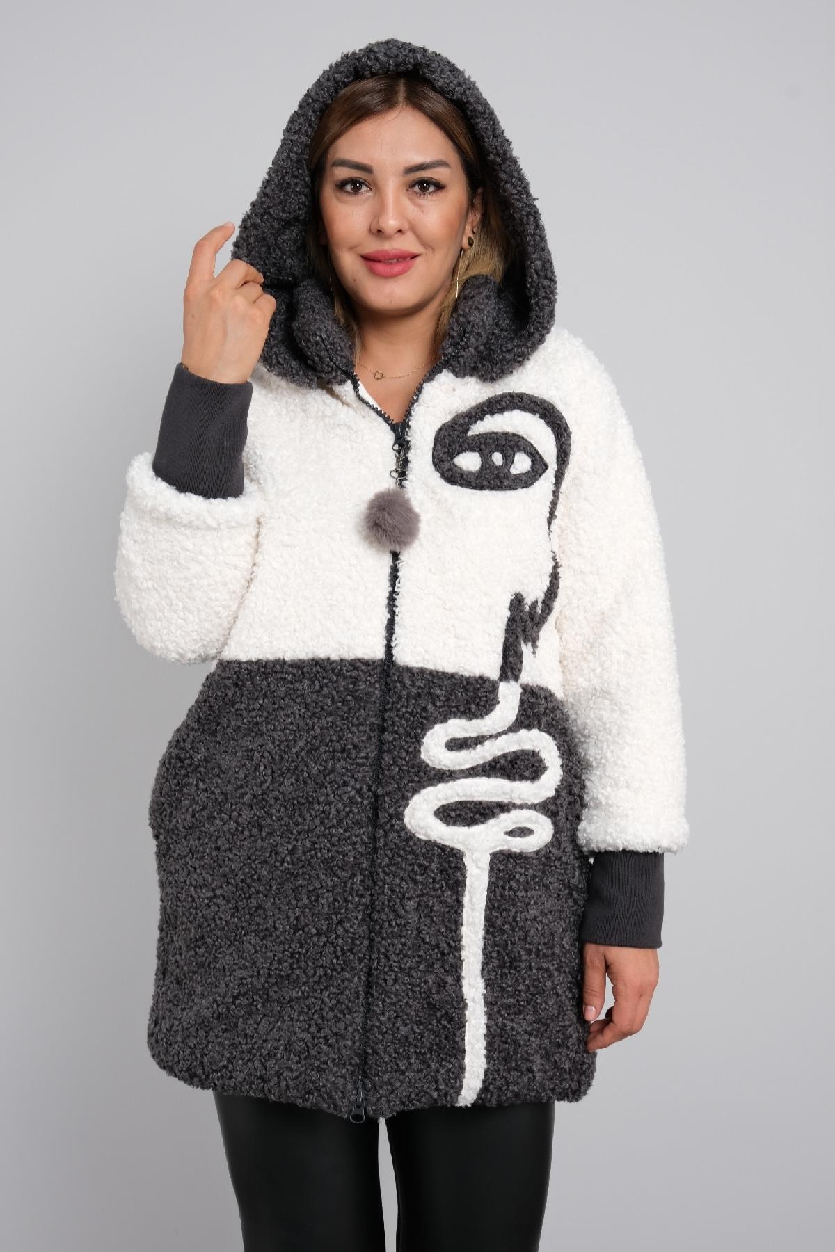 Çift renkli, soyut yüz desenli, kapşonlu kısa kadın mont