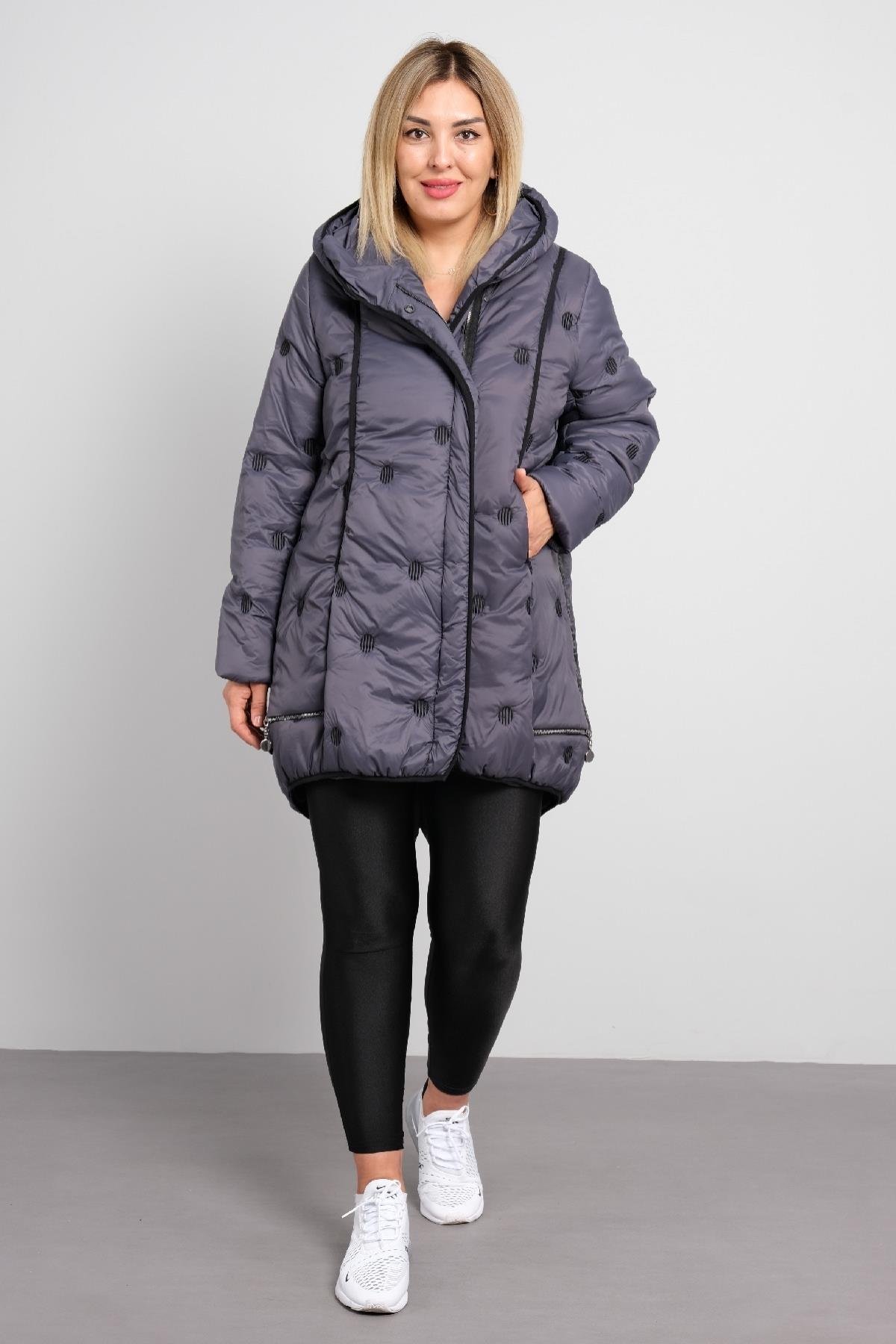 Kapüşonlu ve önü fermuarlı büyük beden kadın şişme mont