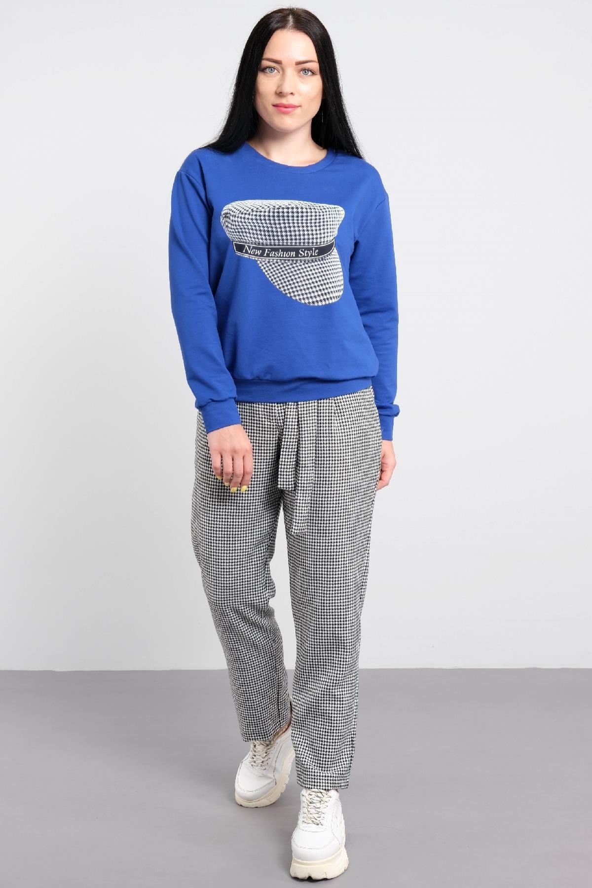 kare desenli pantonol ve kare baskılı tişörtlü kadın takım