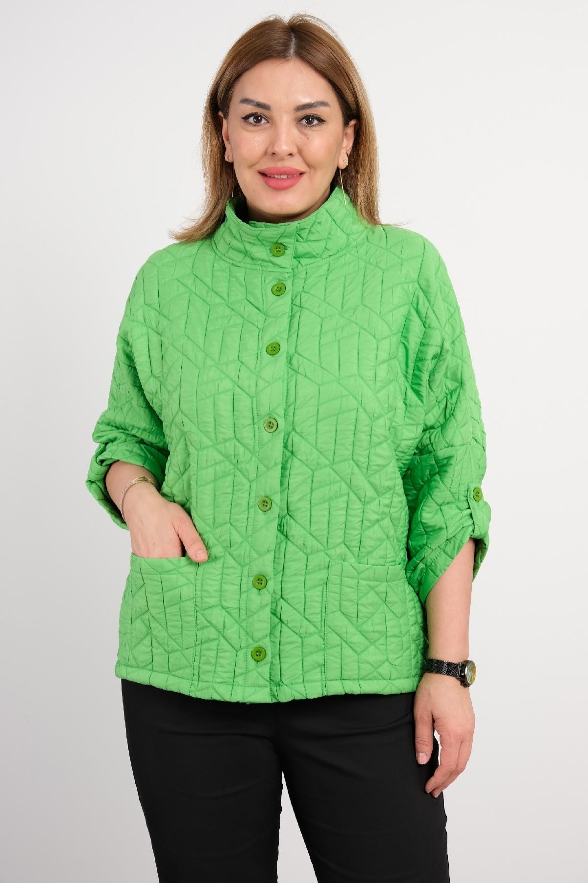 uzun kollu, önü düğmeli ve kapitone kumaş büyük beden kadın montu