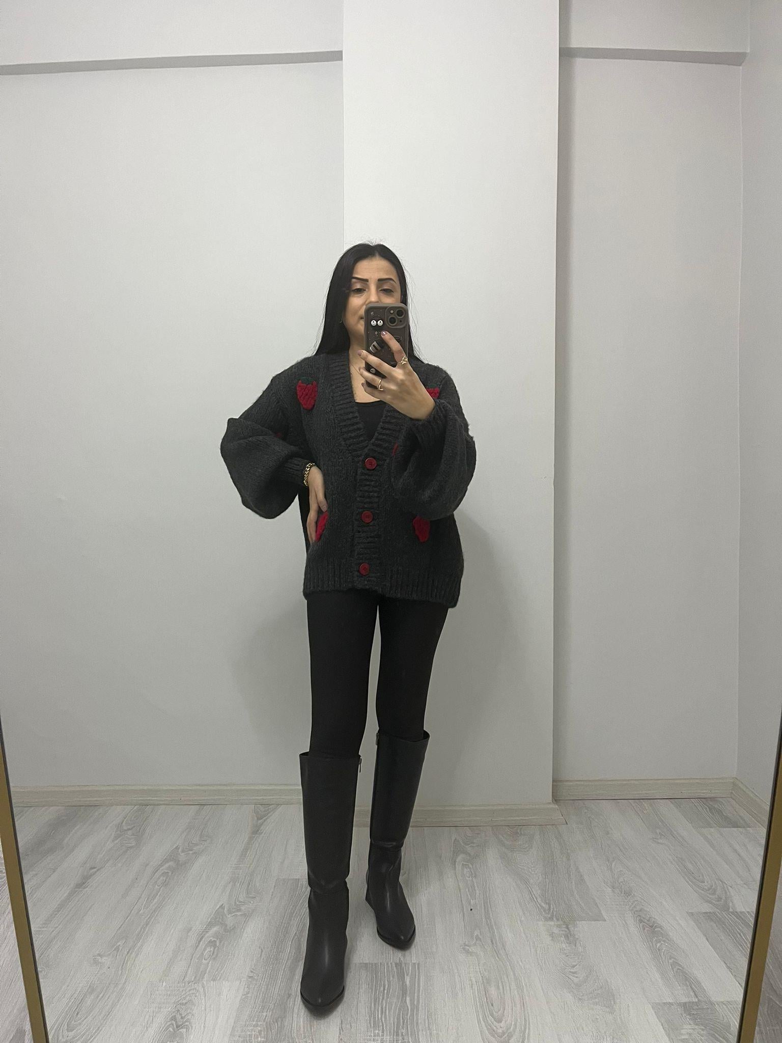 V Yaka Çilek Nakışlı Balon Kol Triko Hırka Gri