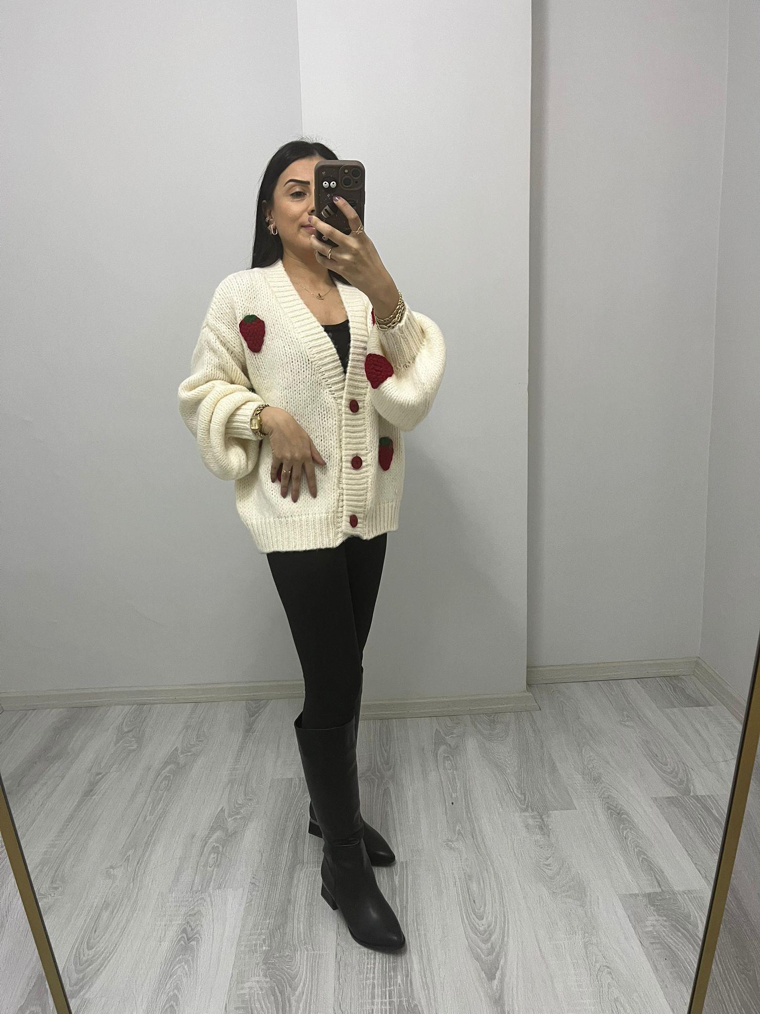 V Yaka Çilek Nakışlı Balon Kol Triko Hırka Krem