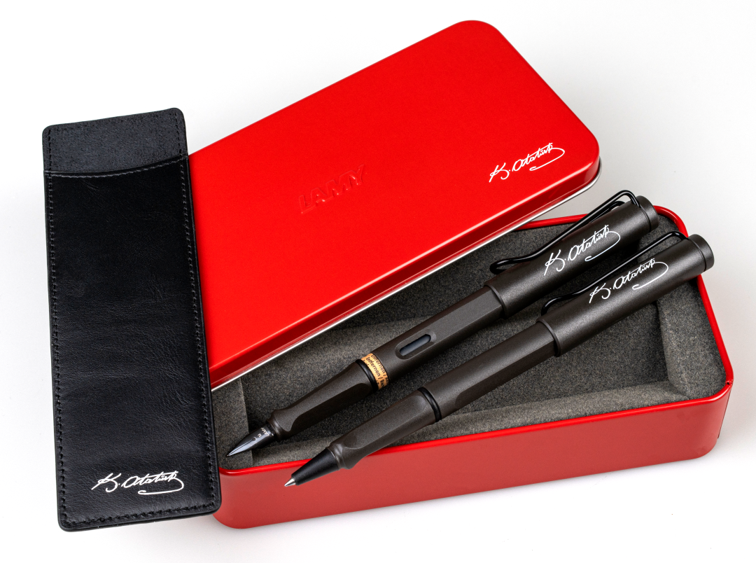 Lamy 2 Safarı Mat Syh Dolma&Roller Kalem Atatürk İmzalı Kırmızı Metal Kutulu ve Siyah Tekli Deri Kılıflı Seti