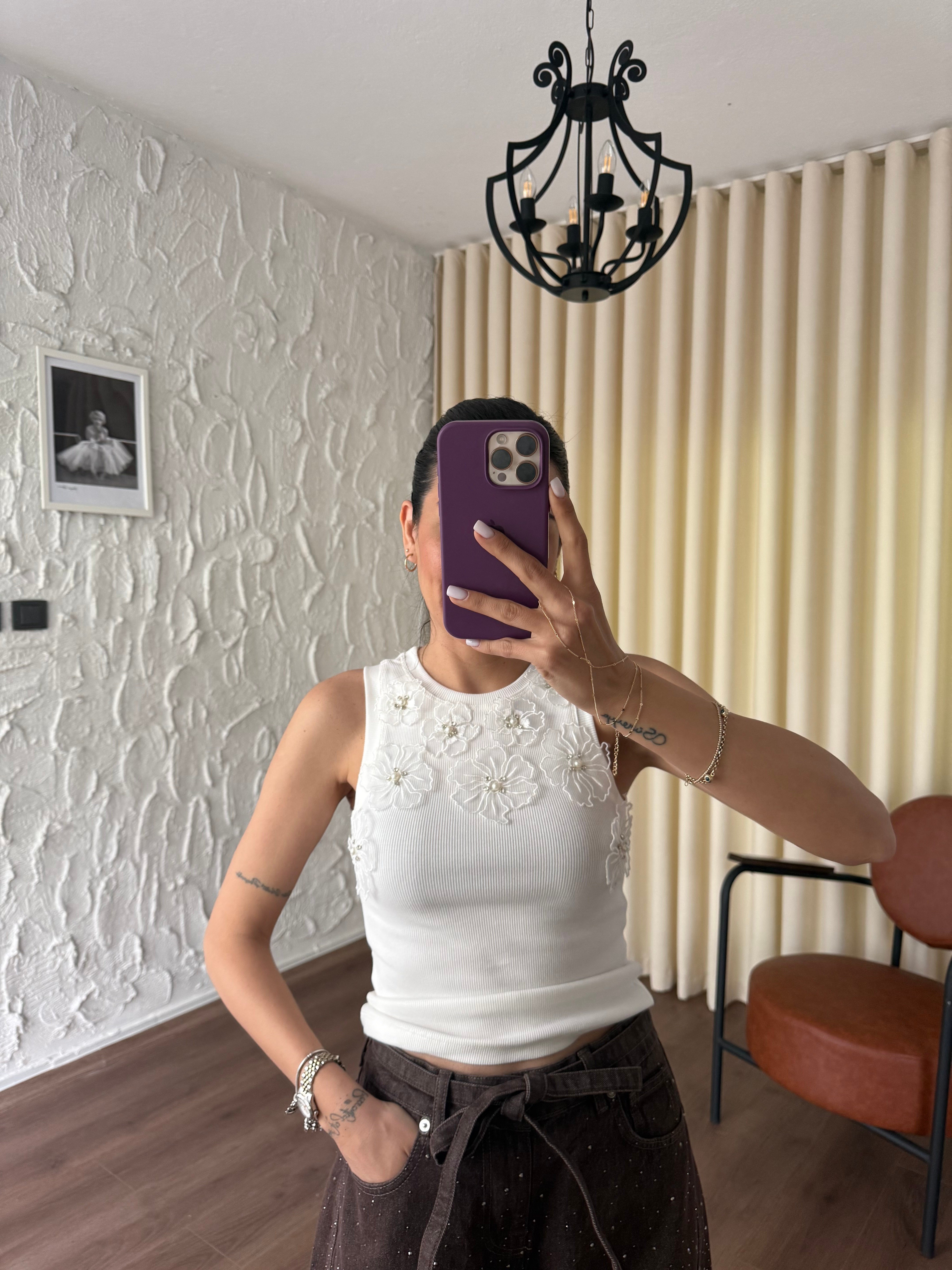  Çiçek Aksesuarlı Beyaz Bluz