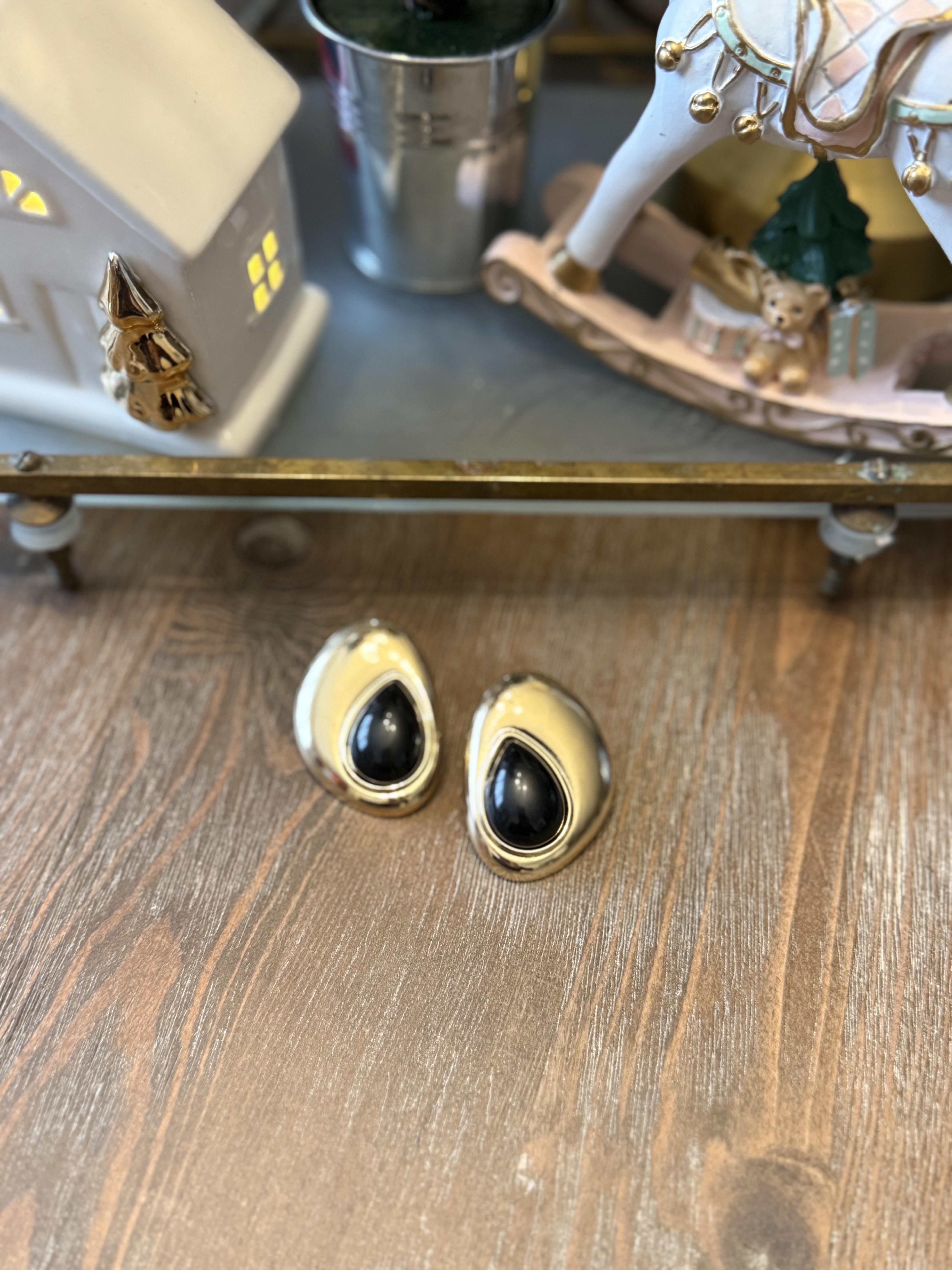 Altın Kaplama Plaka Siyah Taşlı Küpe