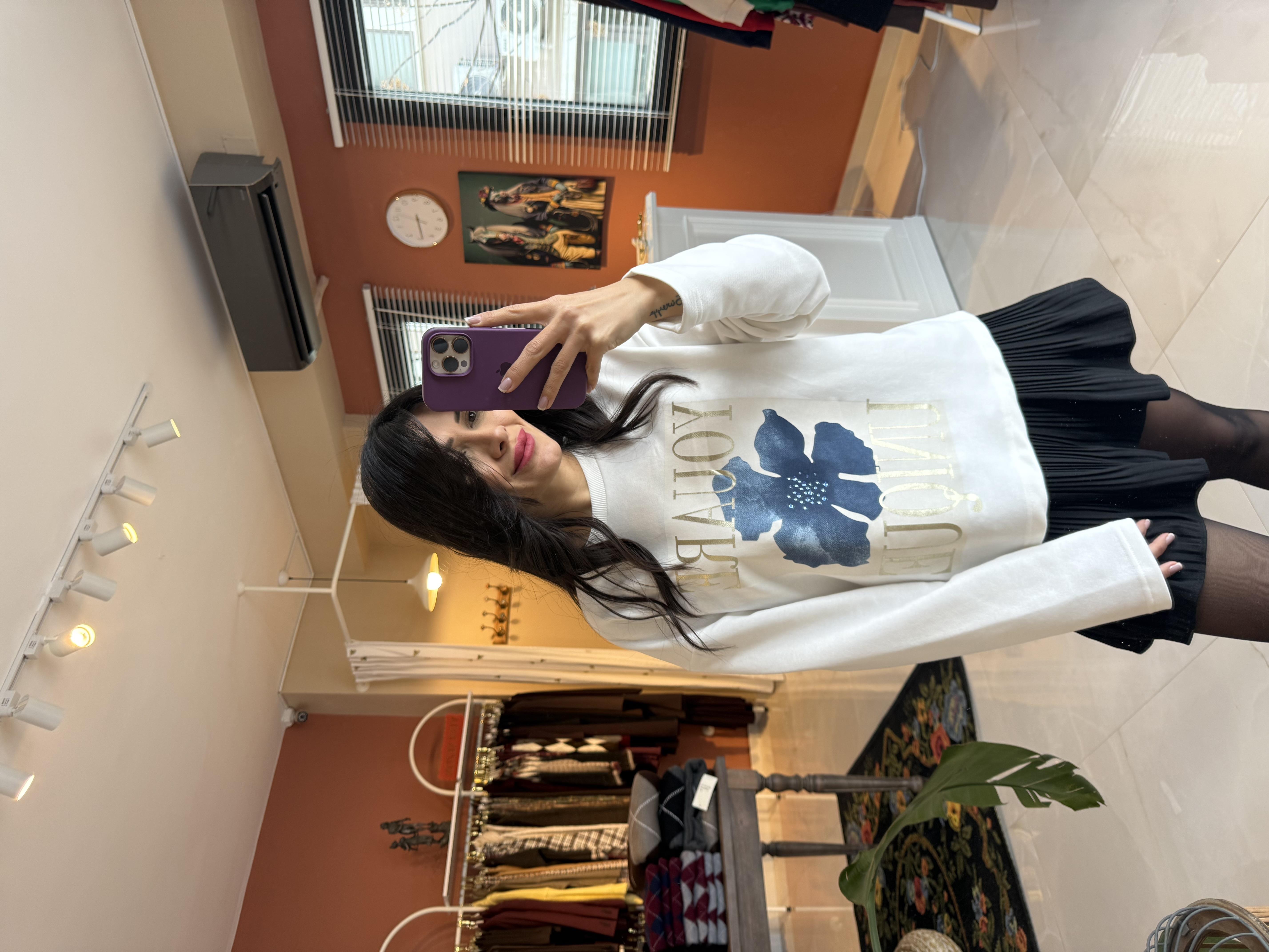 Beyaz Çiçek Baskılı Boncuklu Sweatshirt