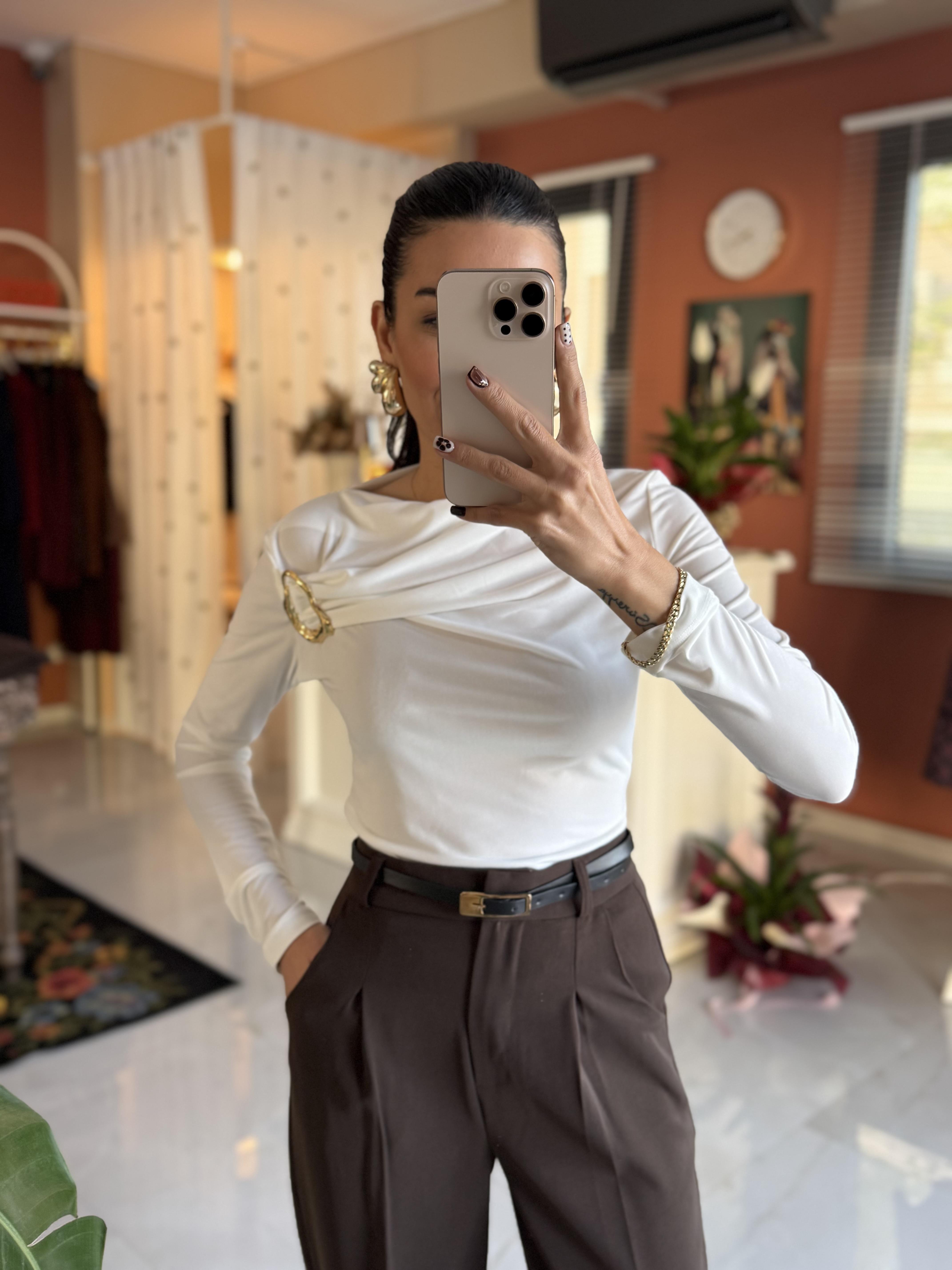 Beyaz Tokalı Bluz