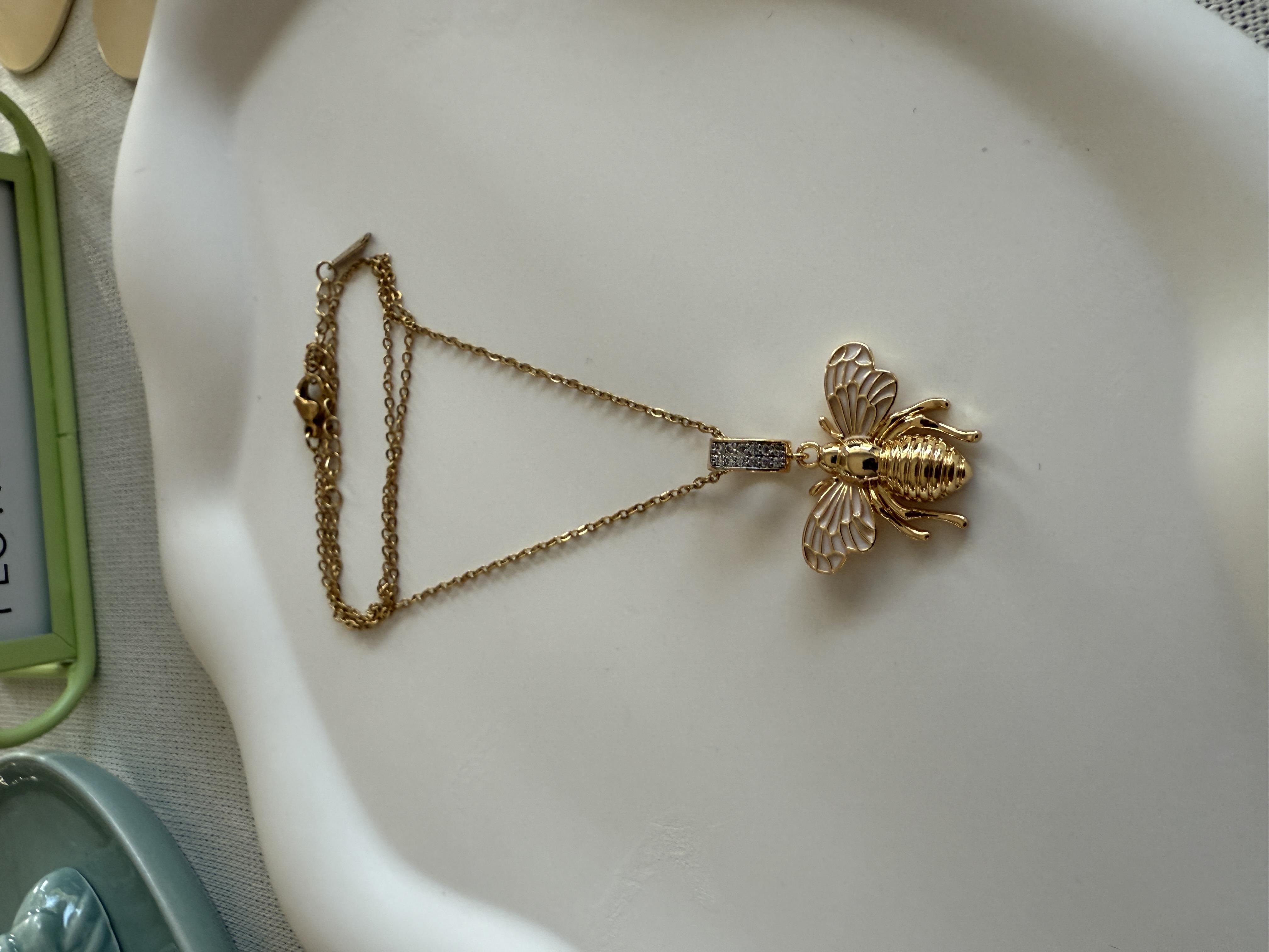 Çelik Arı Figürlü Kolye