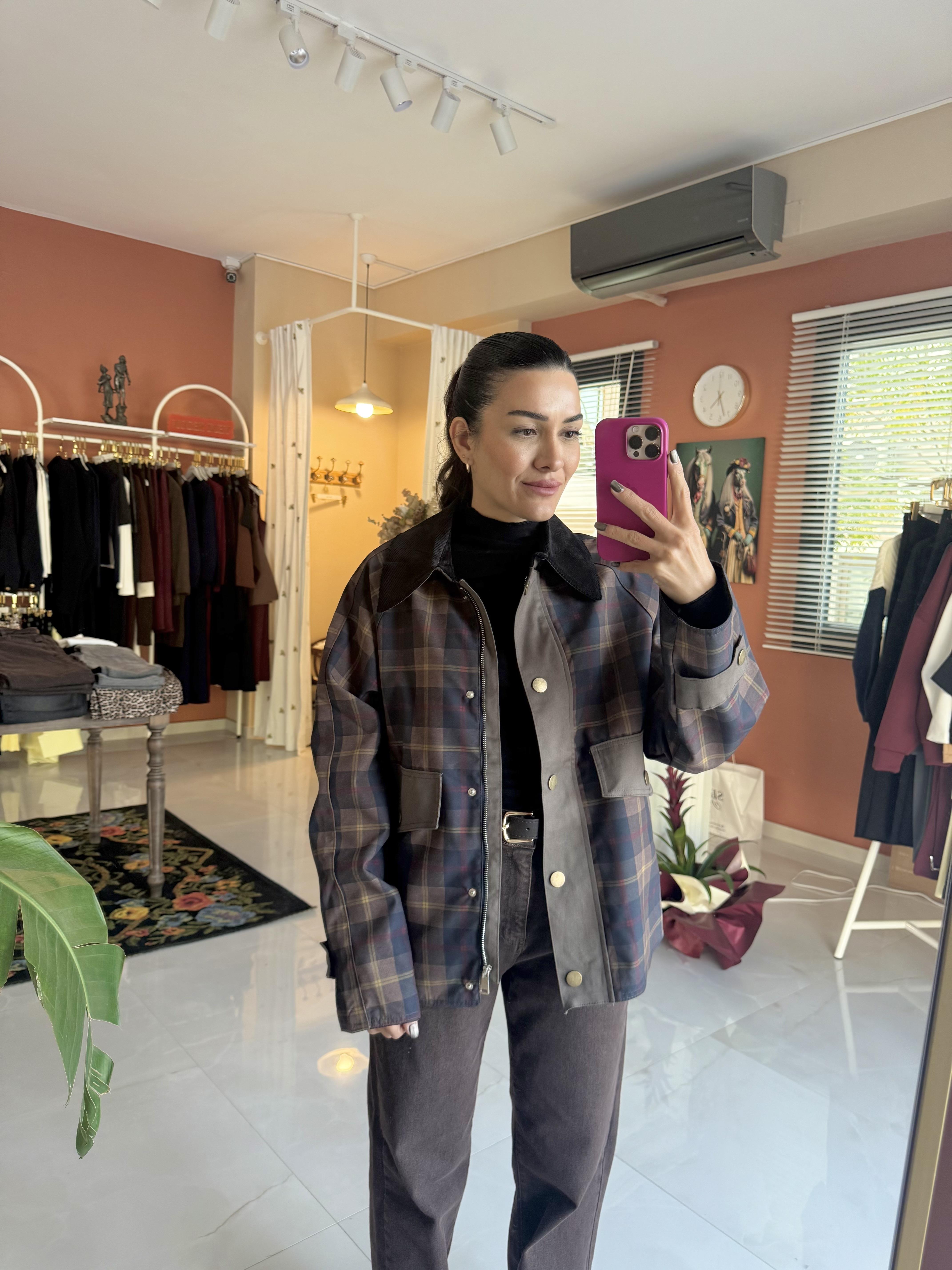 Ekoseli Siyah Kadife Yaka Parka