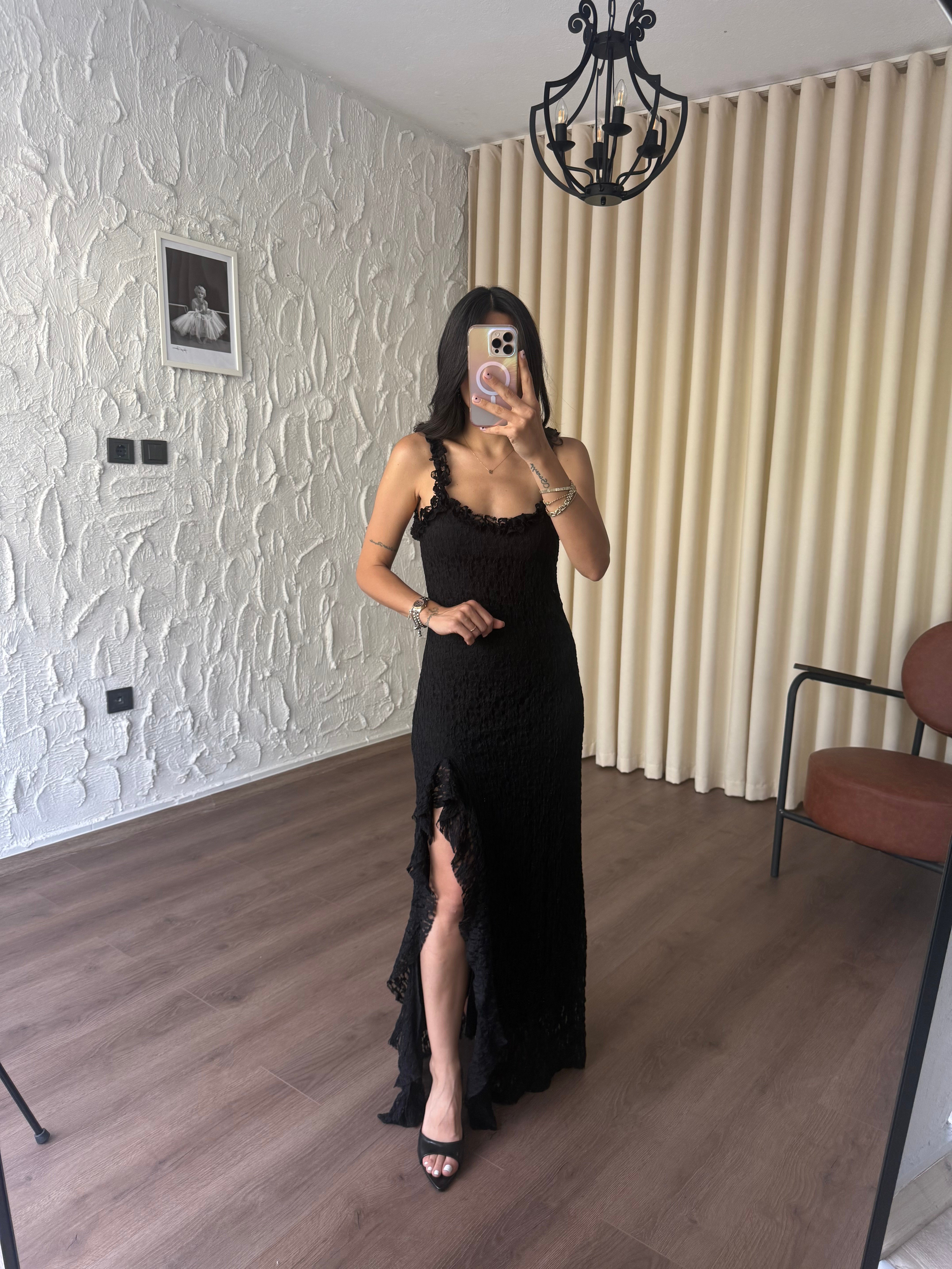 Güpür Dantelli Yırtmaçlı Siyah Elbise