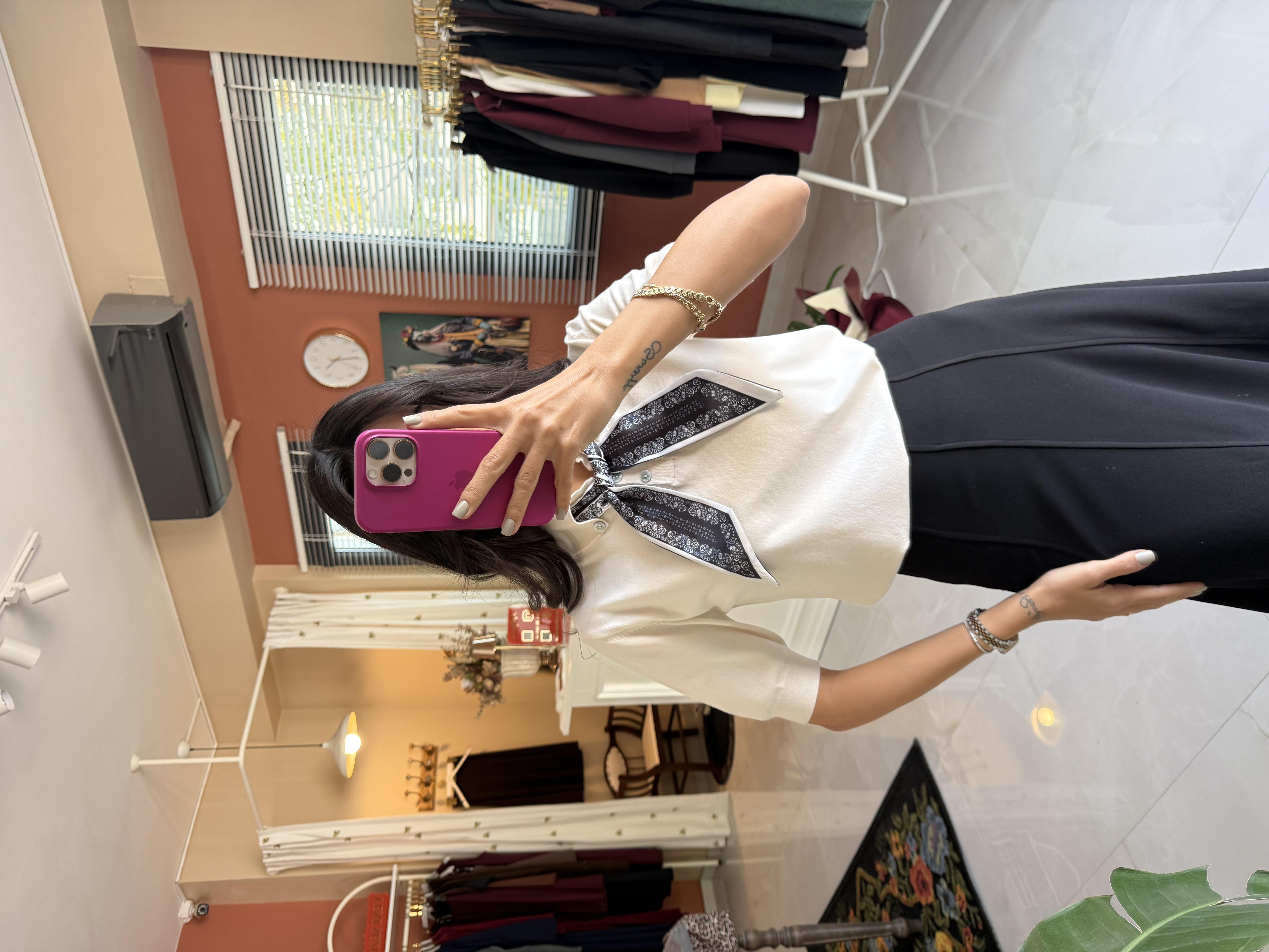 Hang Fularlı Ekru Triko Kazak