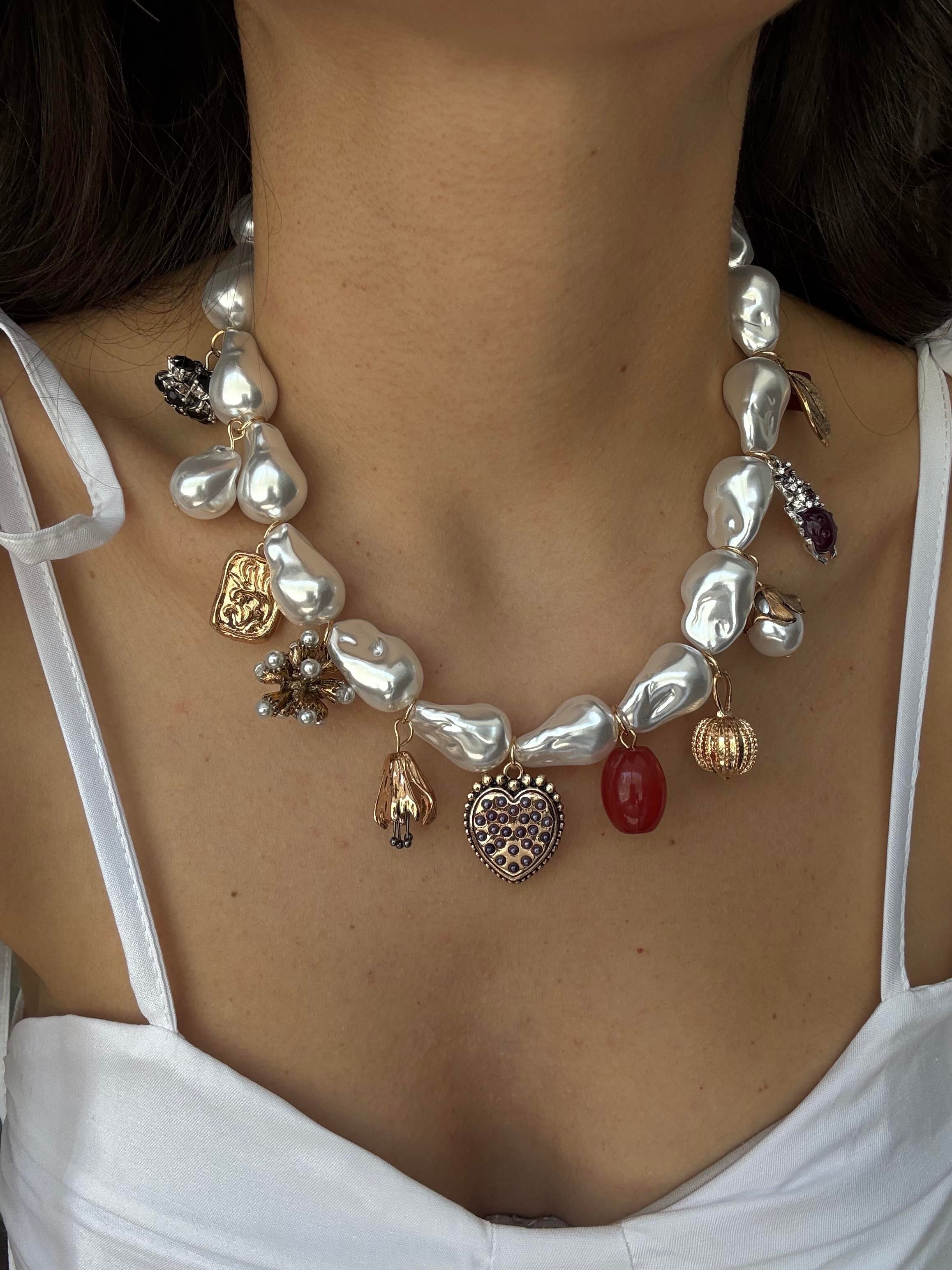 İncili Charm Detaylı Kolye